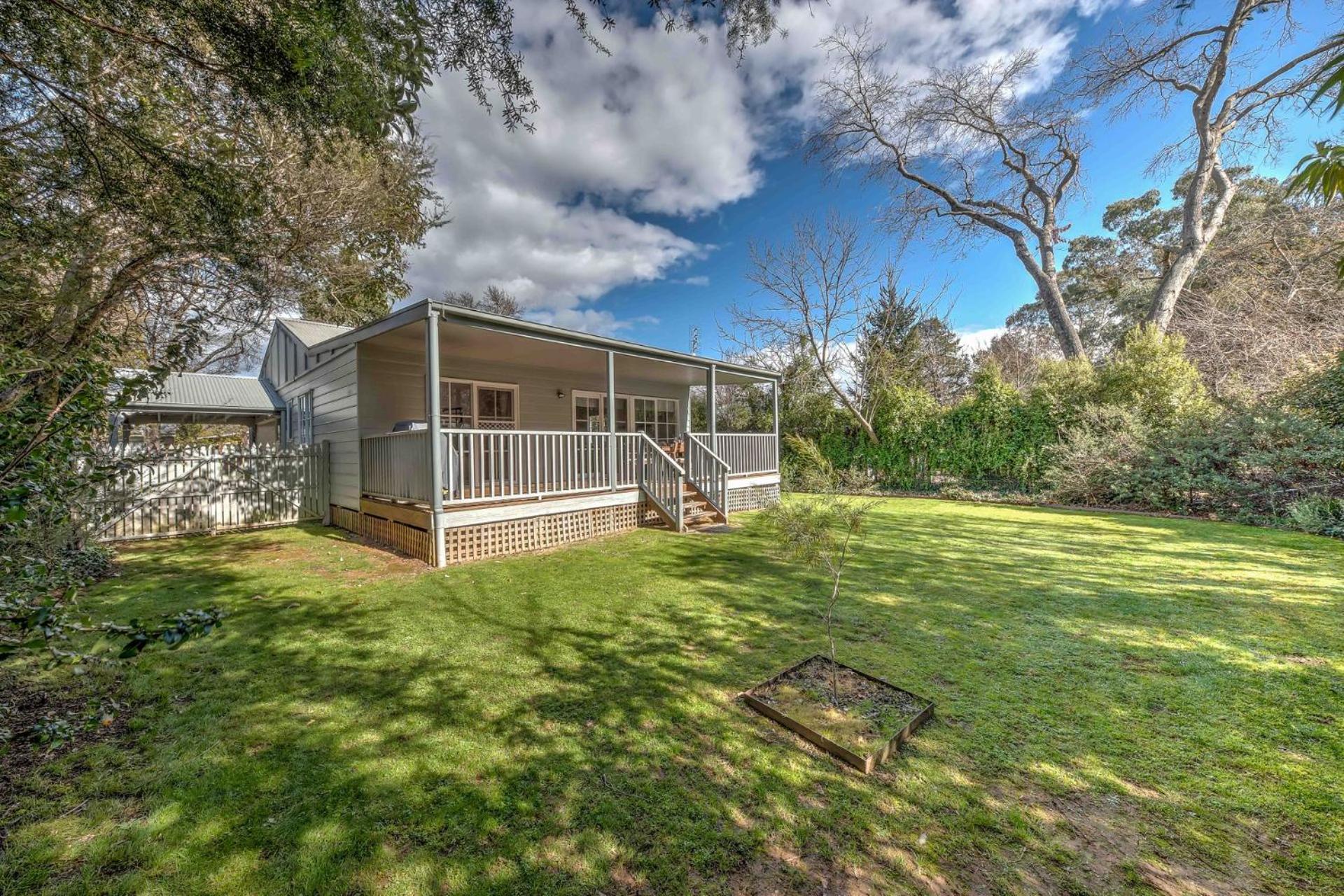 Corinda Cottage - 4 bedroom pet friendly five minute walk to town and Ovens River.