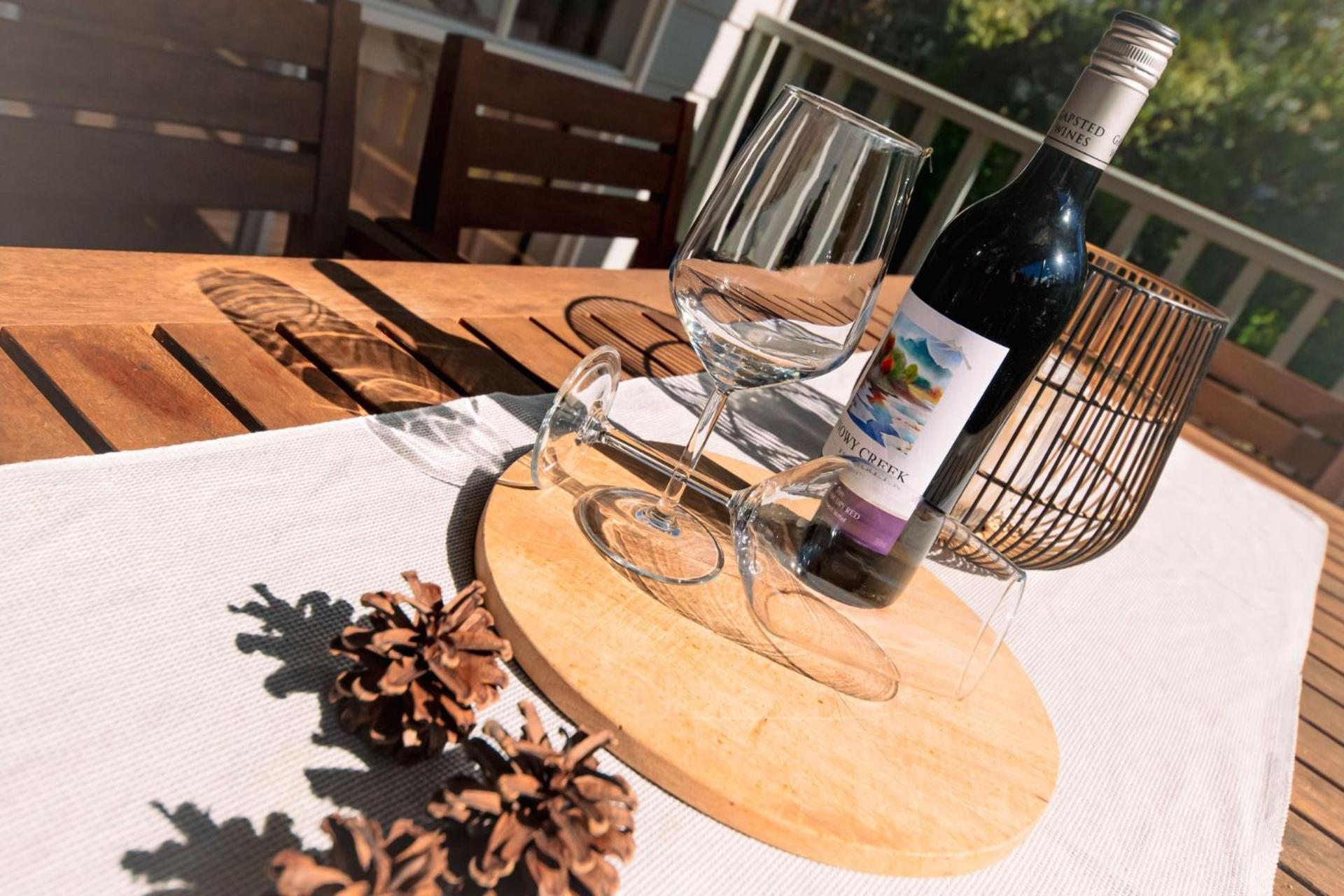Corinda Cottage - 4 bedroom pet friendly five minute walk to town and Ovens River.