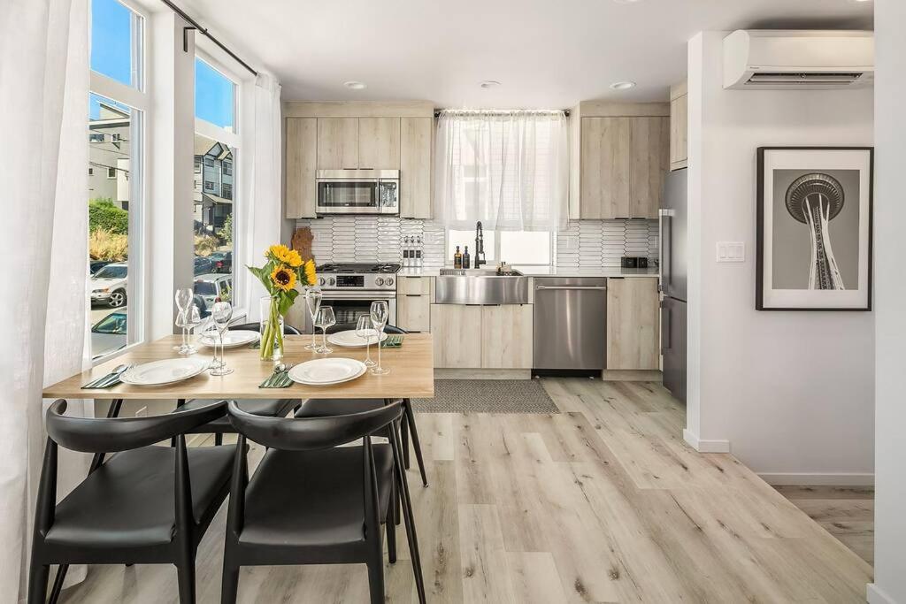 Emerald City Chic - 2Bed&2Bath Townhouse view 3