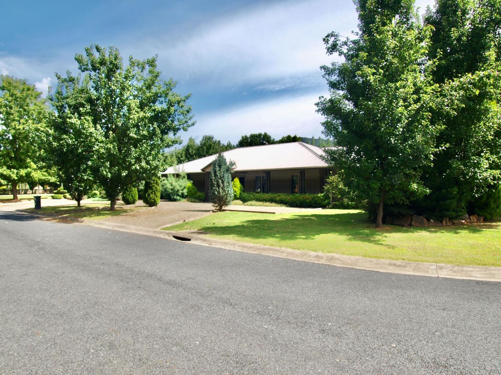 Collins Retreat - 4 Bedroom home with Pool