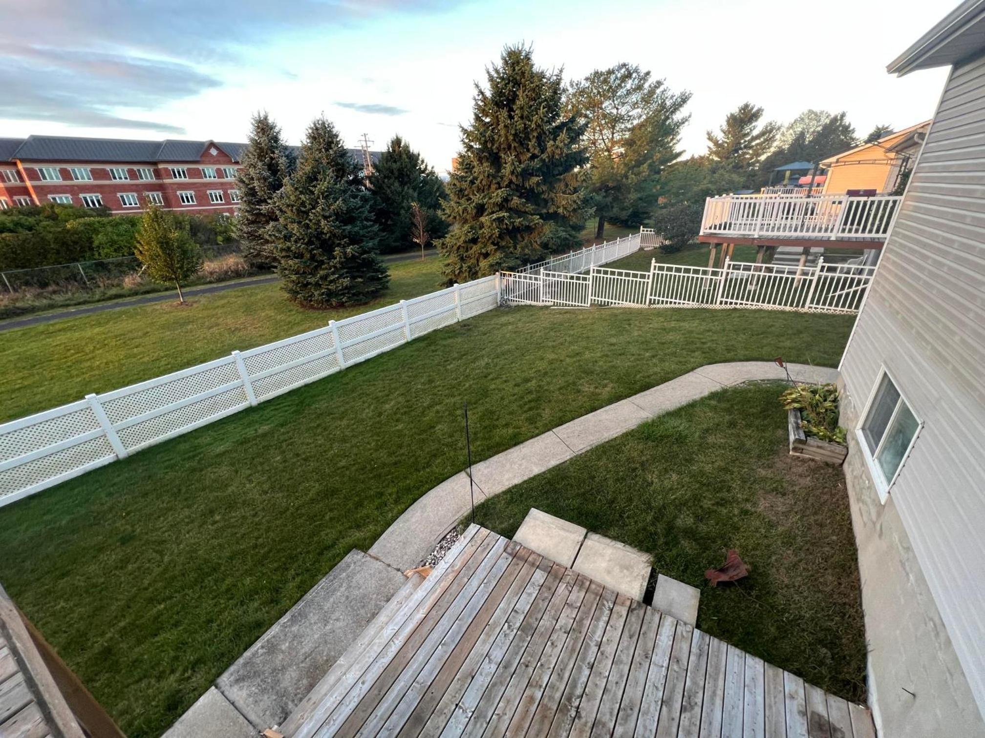 Arbour Ridge Vacation Home - Trail View! 5 bedrooms, 8 beds
