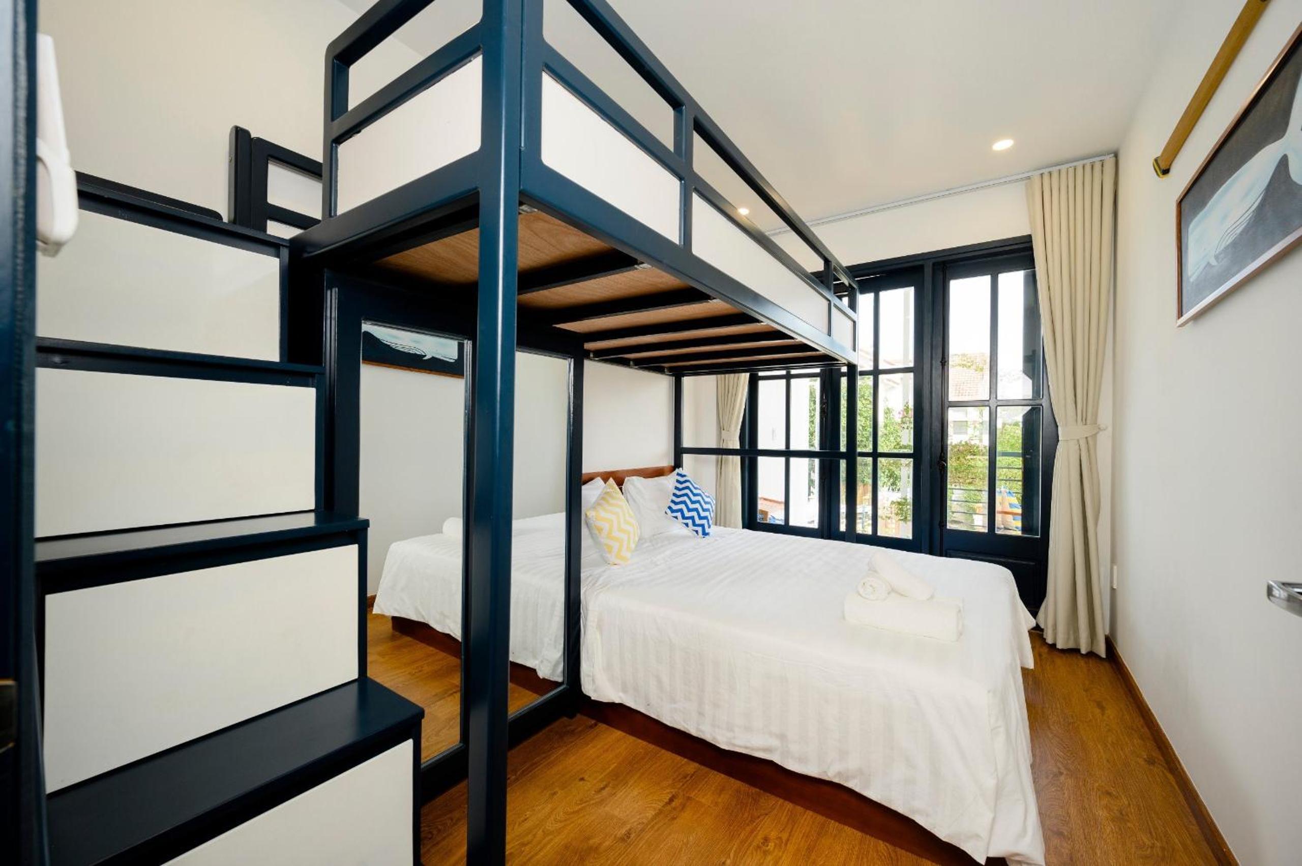 Shadyside 5: Navy house