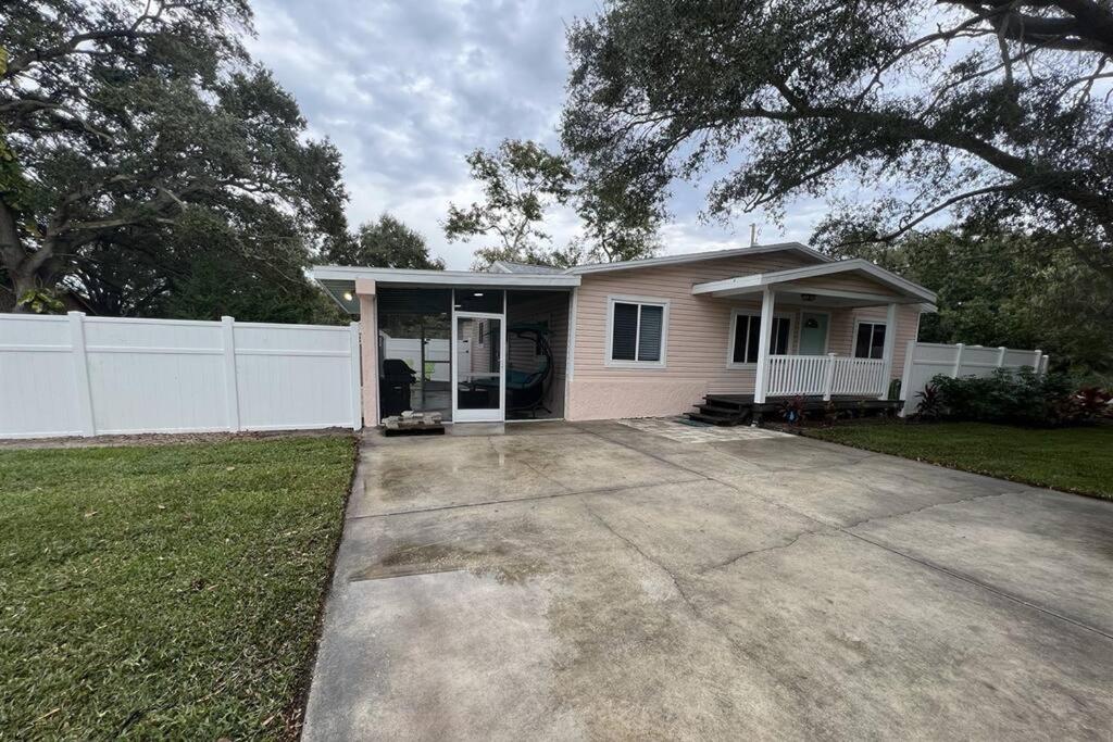 Pink Sunshine: Private Heated Pool and Spa, Close to Beach view 3