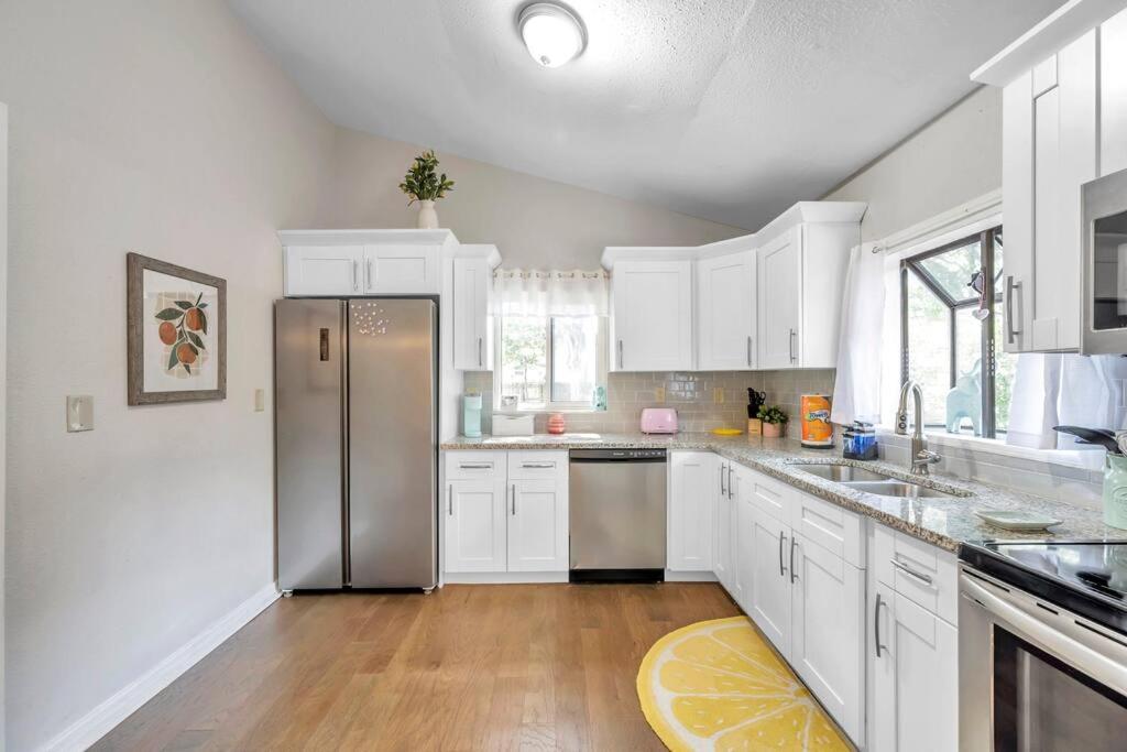 Pink Sunshine: Private Heated Pool and Spa, Close to Beach view 5