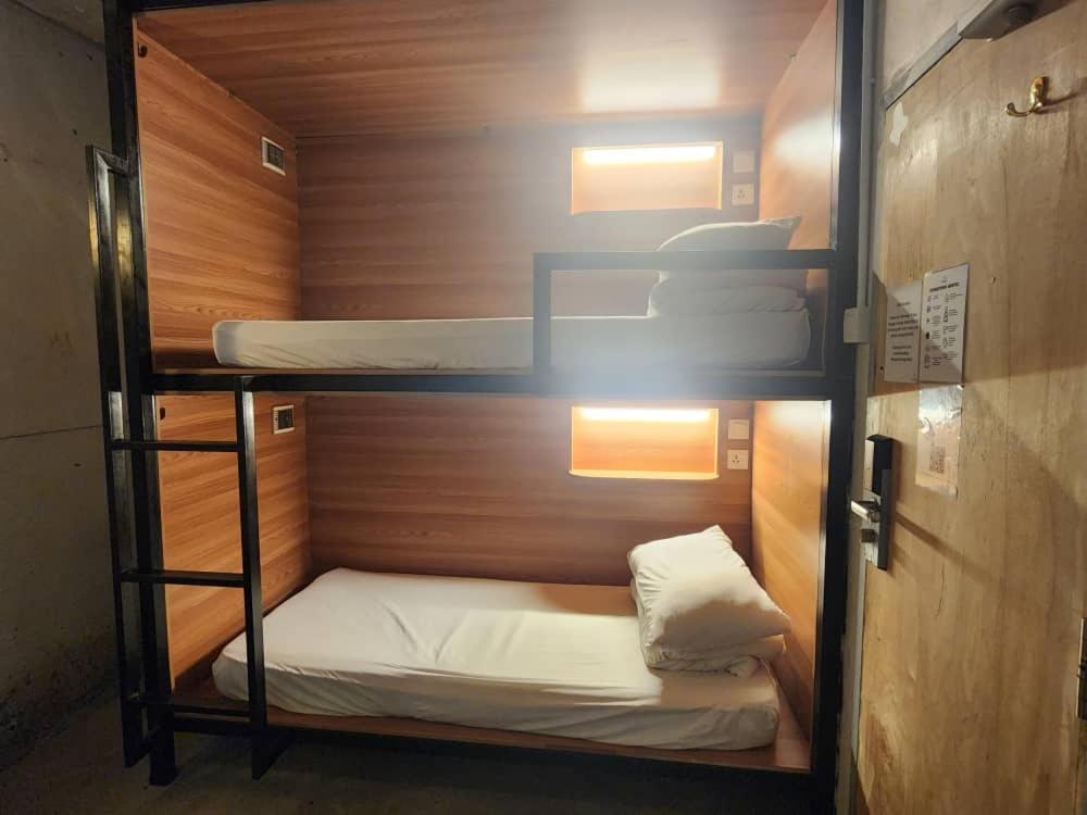 Chinatown Hostel by Mingle - Rooftop Private Jacuzzi with Bar