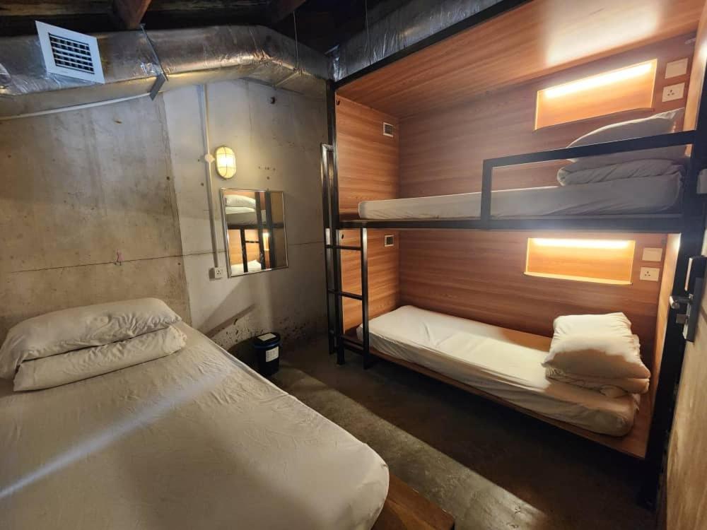 Chinatown Hostel by Mingle - Rooftop Private Jacuzzi with Bar