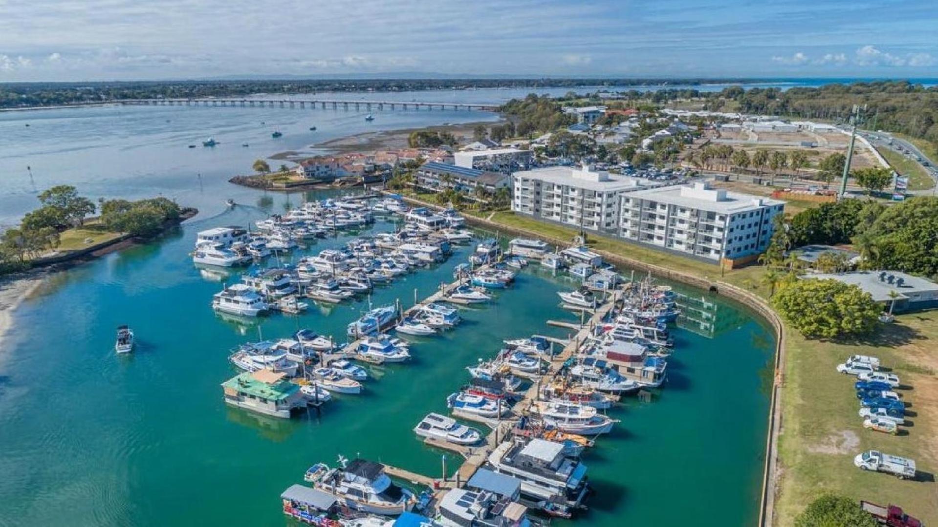 Modern Unit On The Marina
