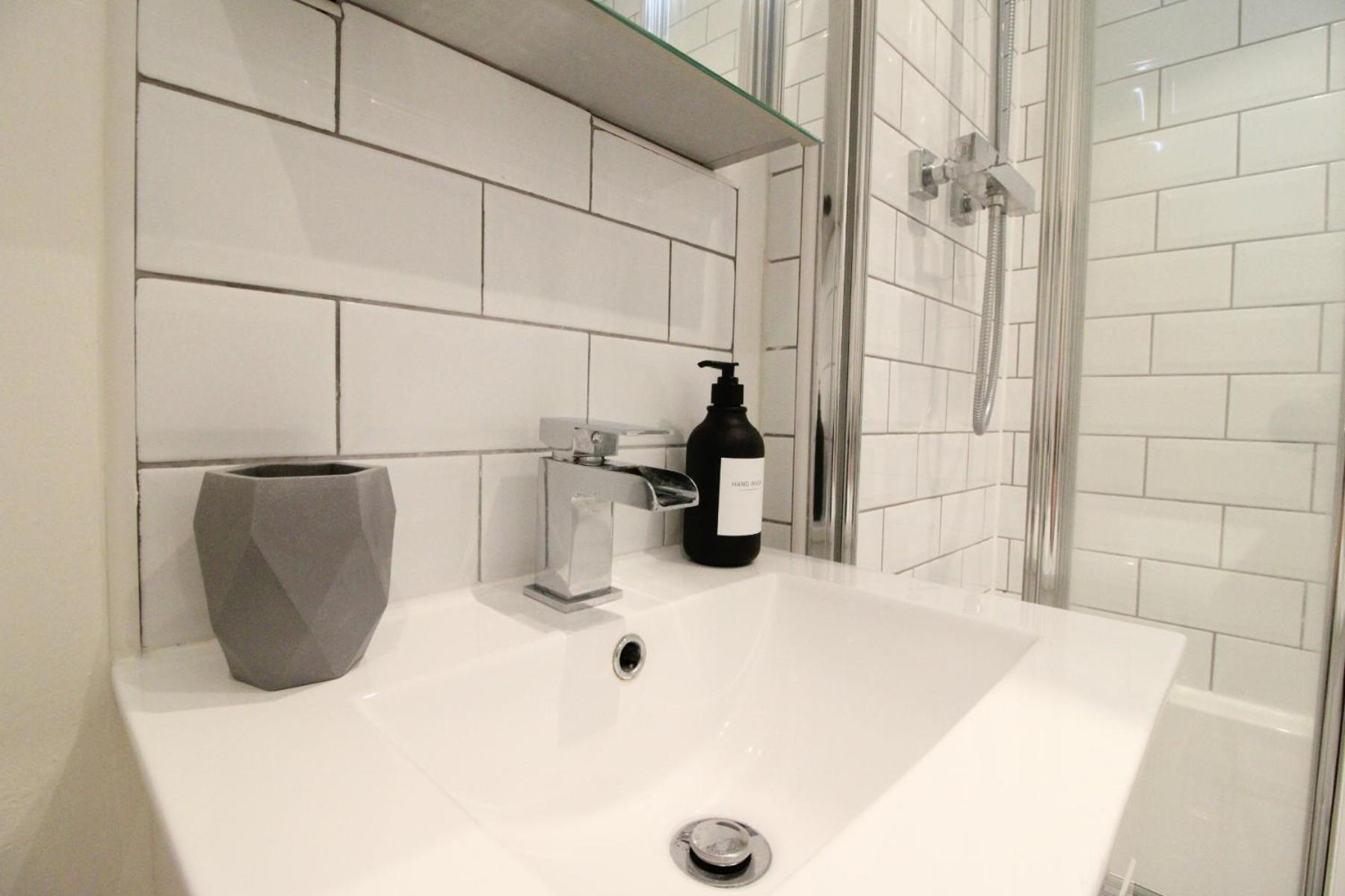 Modern Harrogate Centre Apartment view 3