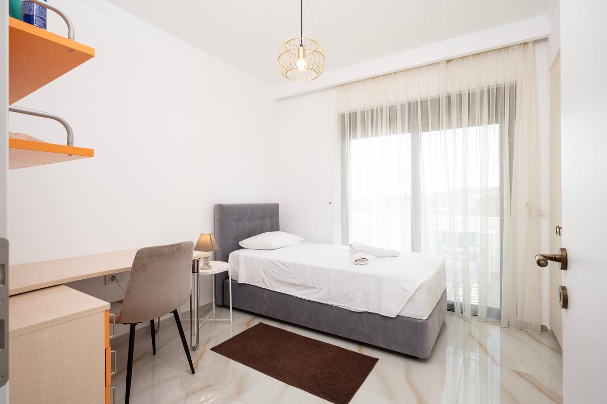 Olive Green Haven-3BR-Private Parking-Balcony