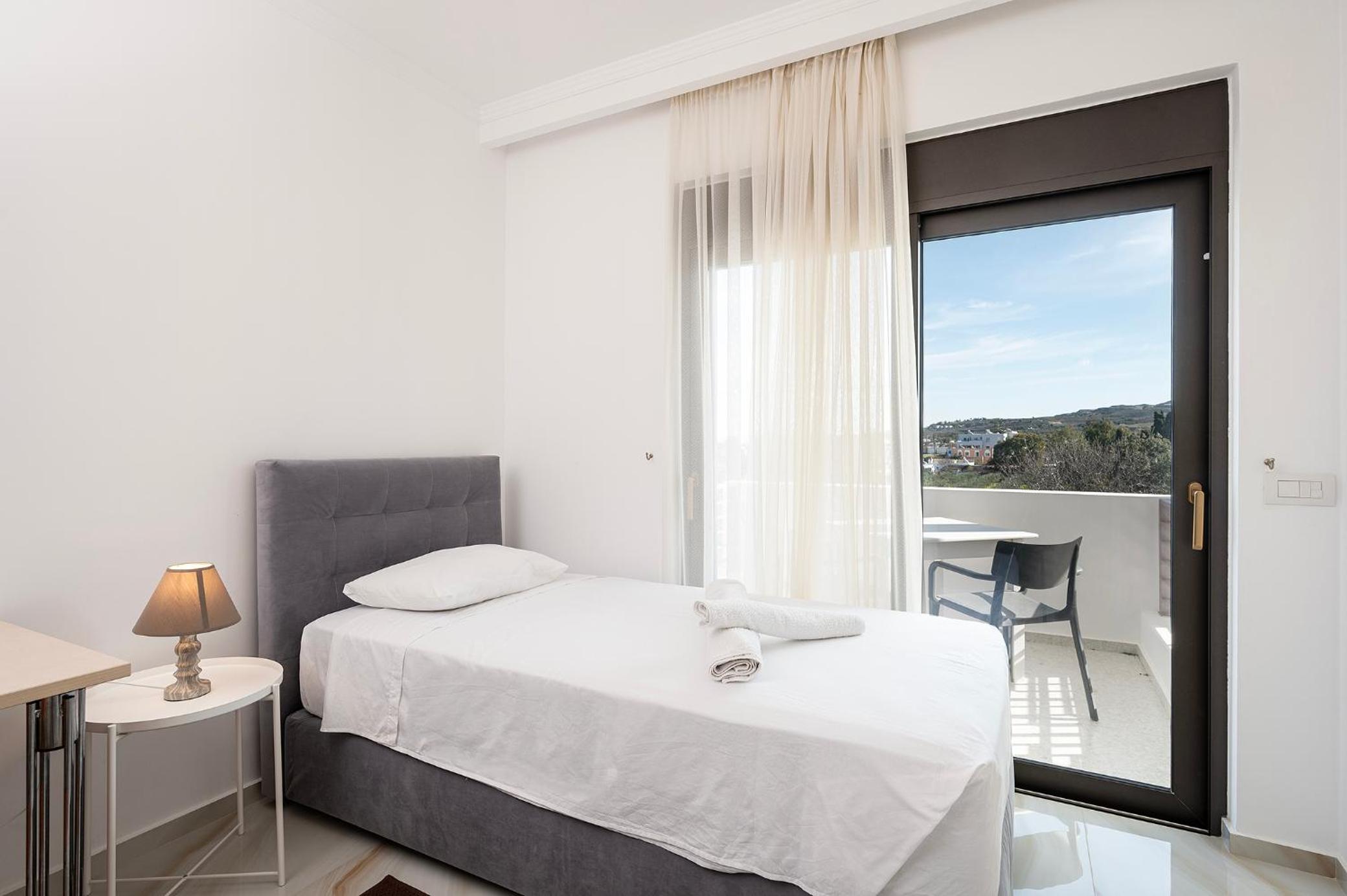 Olive Green Haven-3BR-Private Parking-Balcony