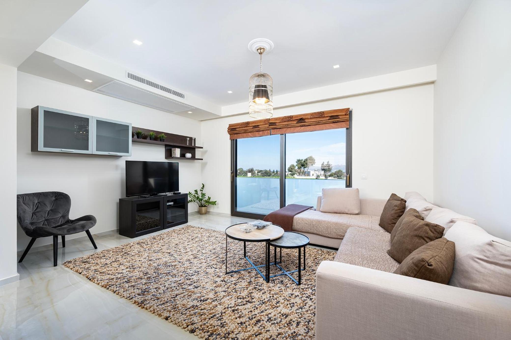 Olive Green Haven-3BR-Private Parking-Balcony