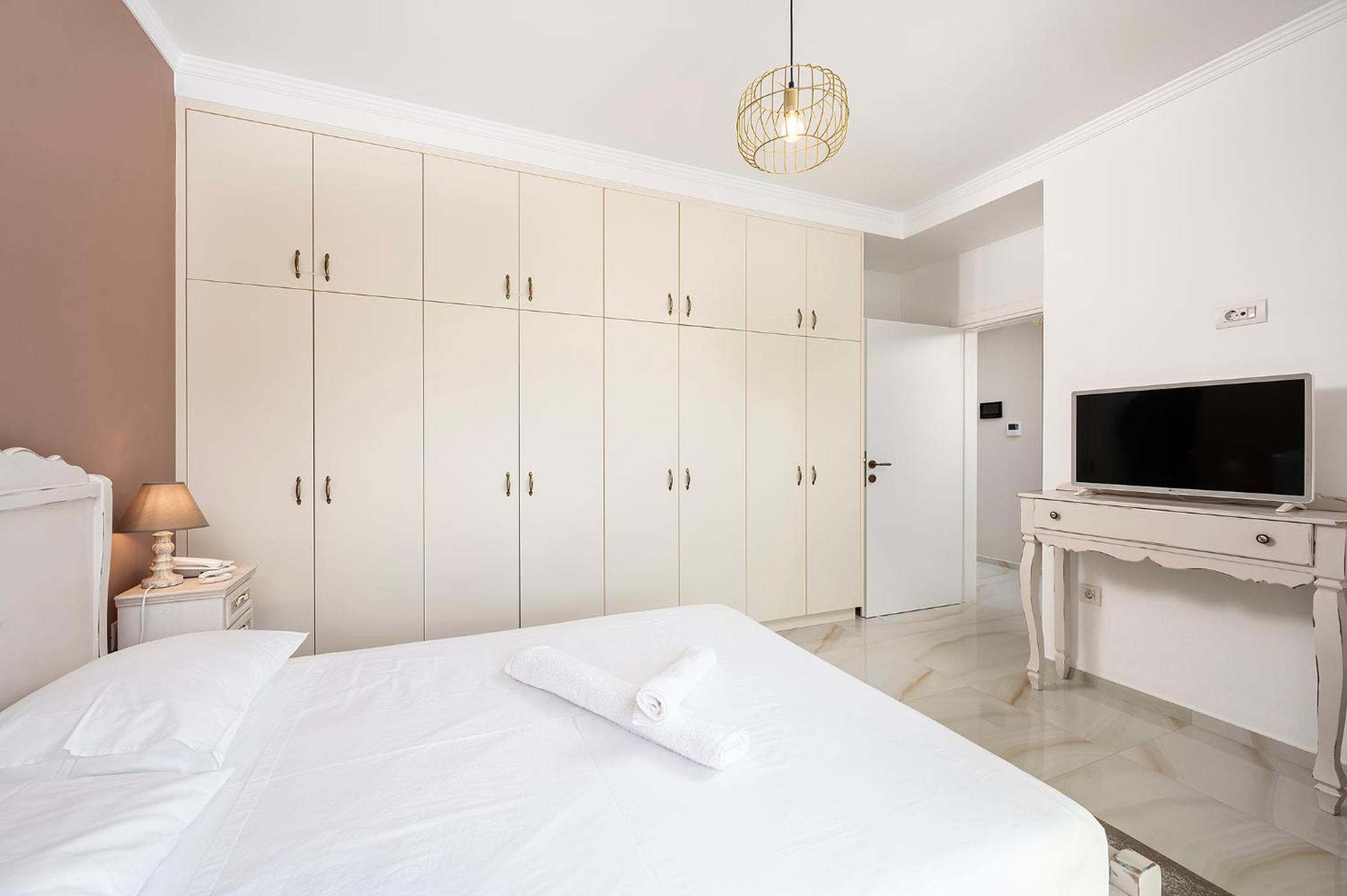Olive Green Haven-3BR-Private Parking-Balcony