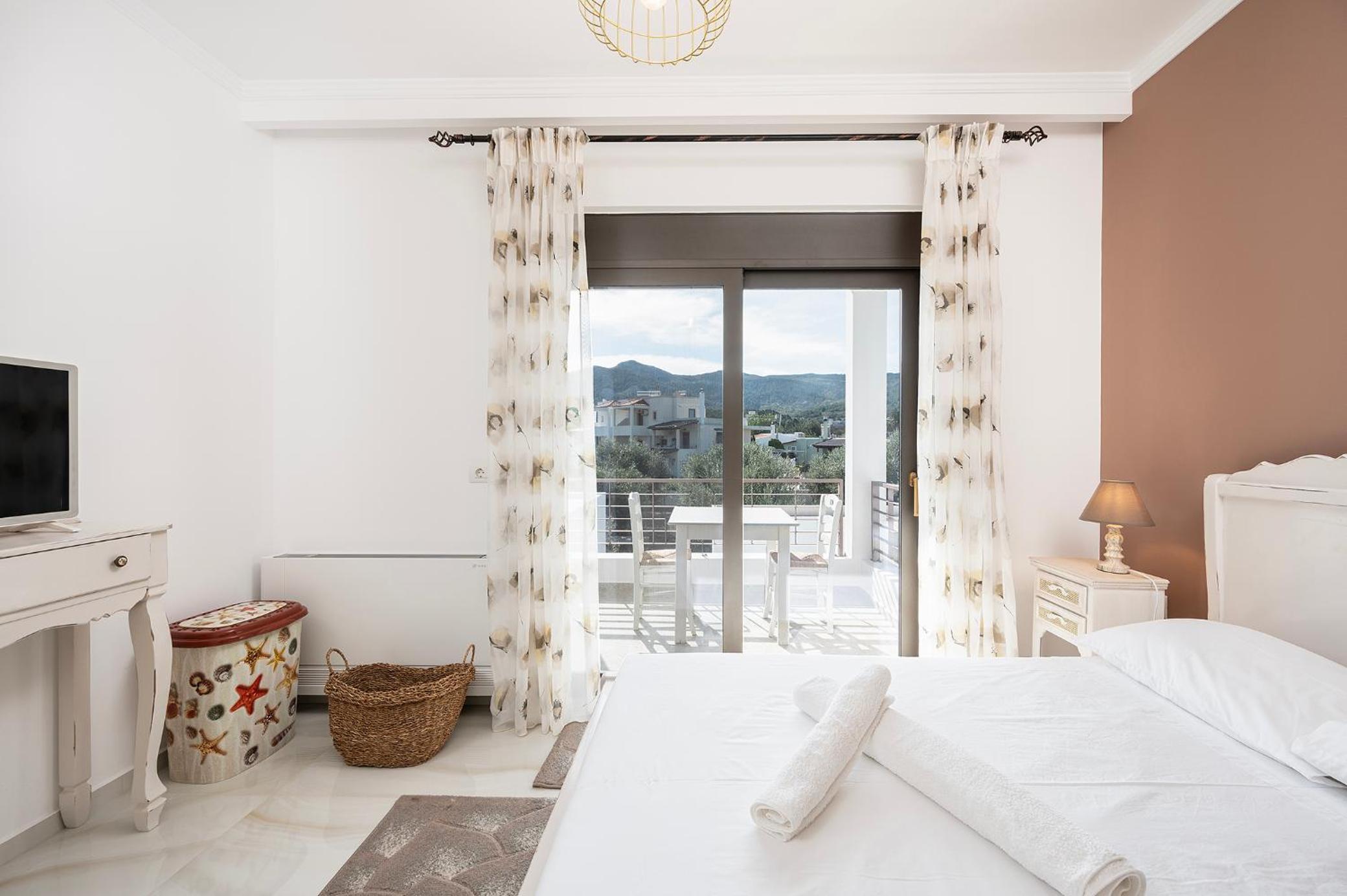 Olive Green Haven-3BR-Private Parking-Balcony