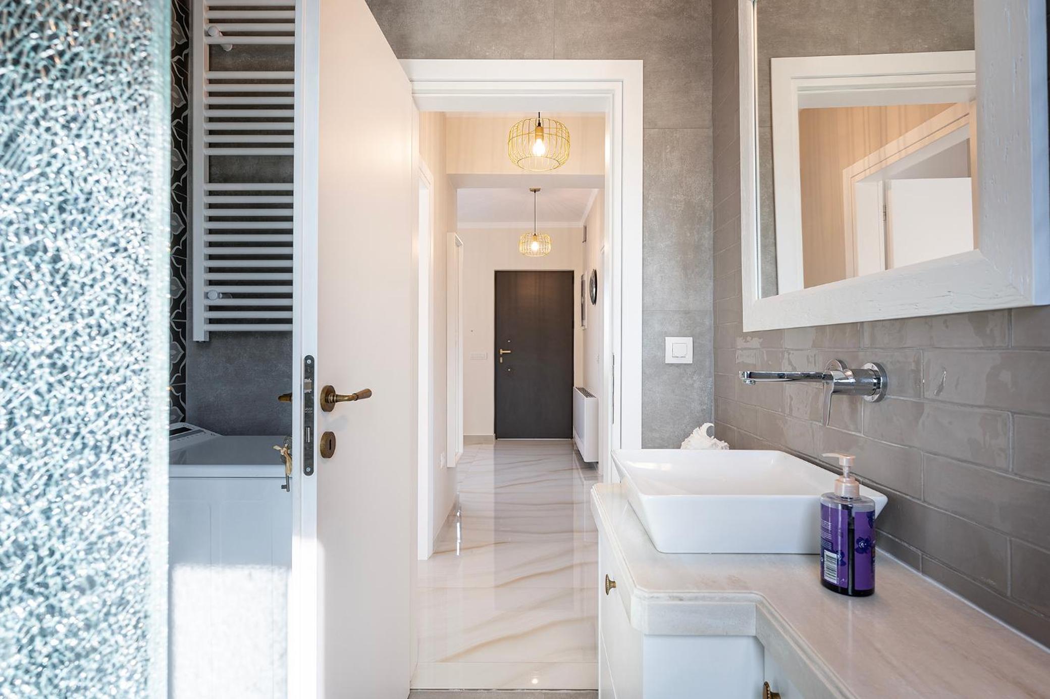 Olive Green Haven-3BR-Private Parking-Balcony