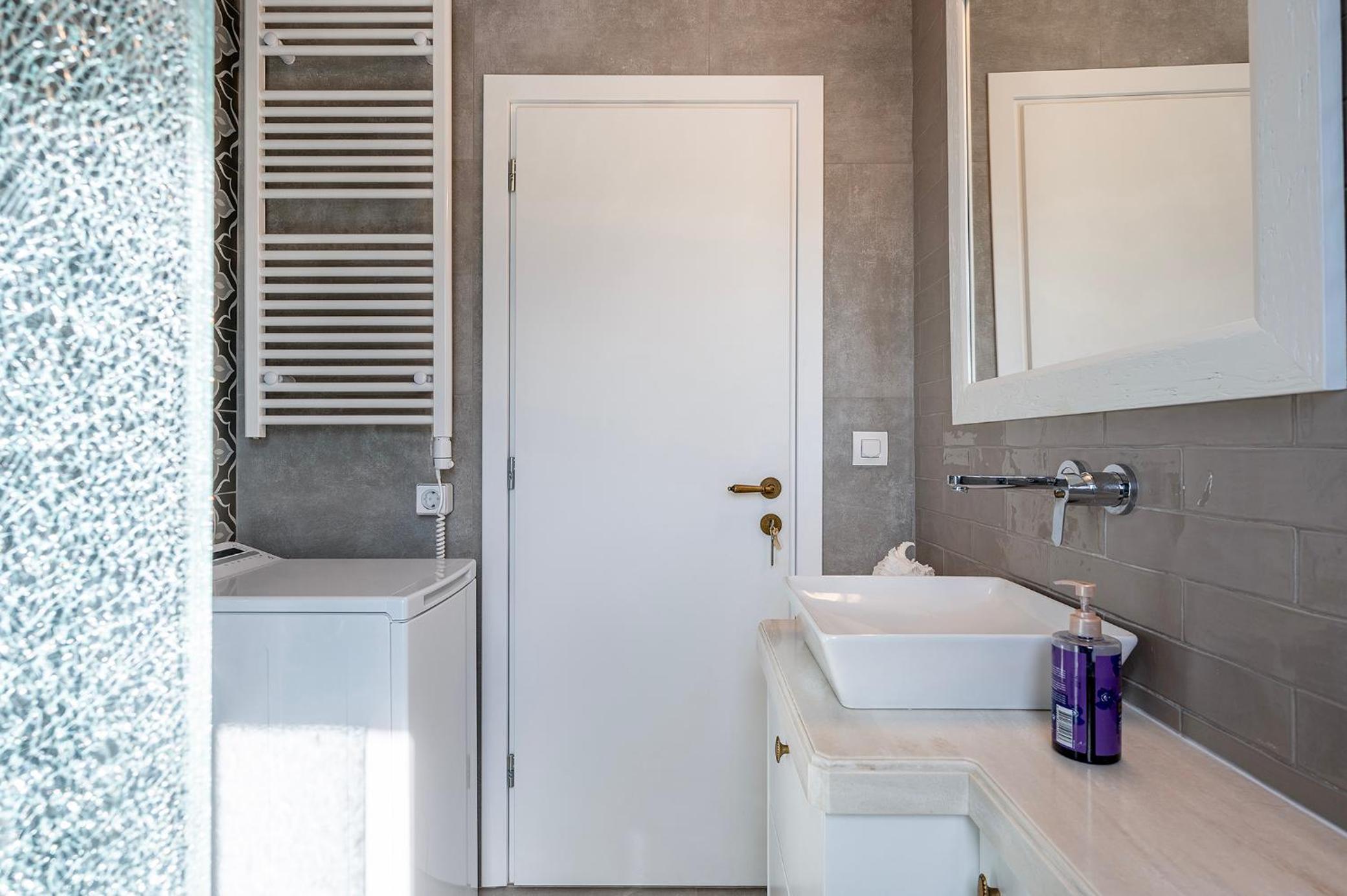 Olive Green Haven-3BR-Private Parking-Balcony