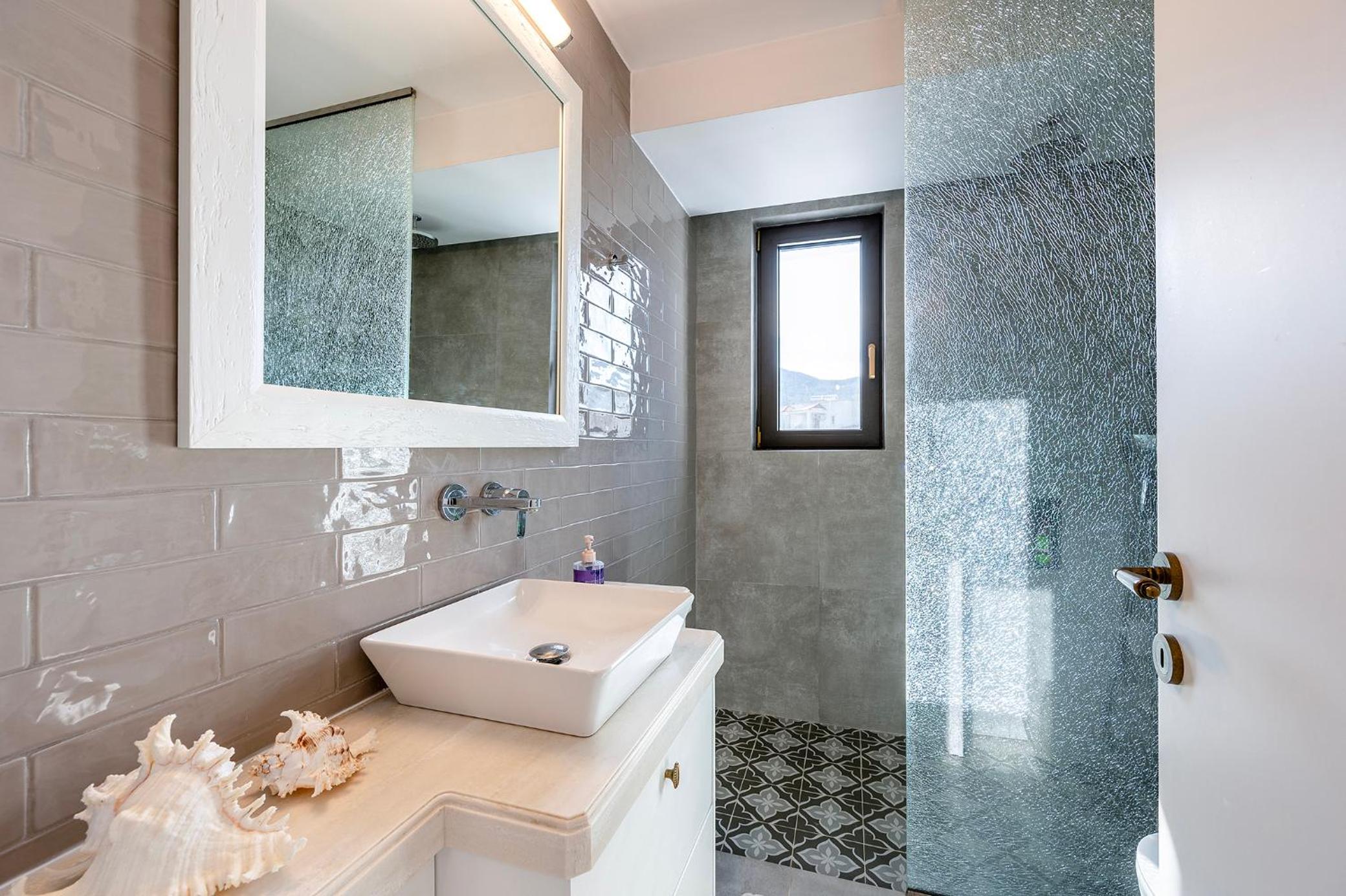 Olive Green Haven-3BR-Private Parking-Balcony