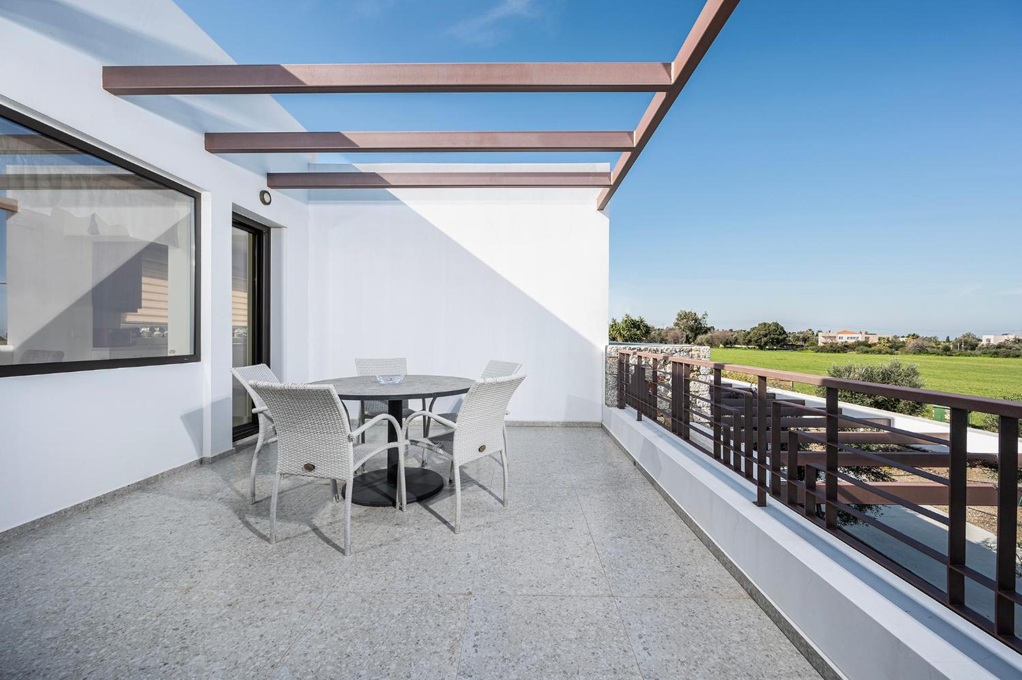 Olive Green Haven-3BR-Private Parking-Balcony