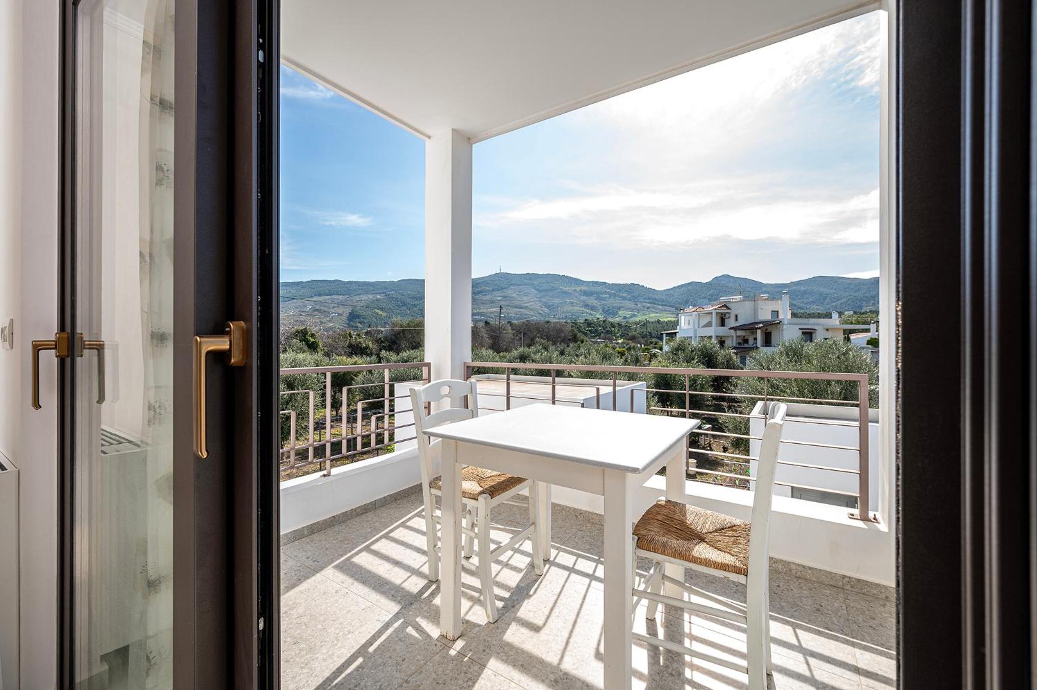Olive Green Haven-3BR-Private Parking-Balcony