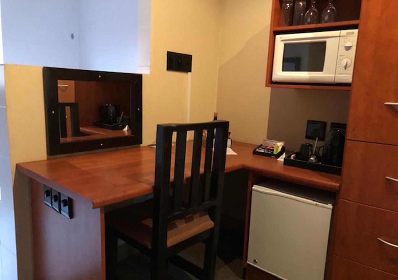 A La Martha's Air-Port Guest House