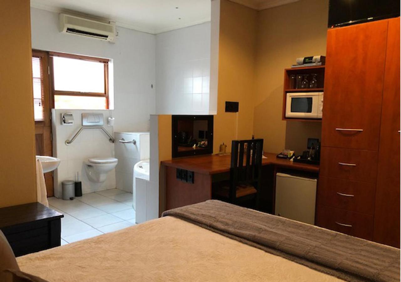 A La Martha's Air-Port Guest House