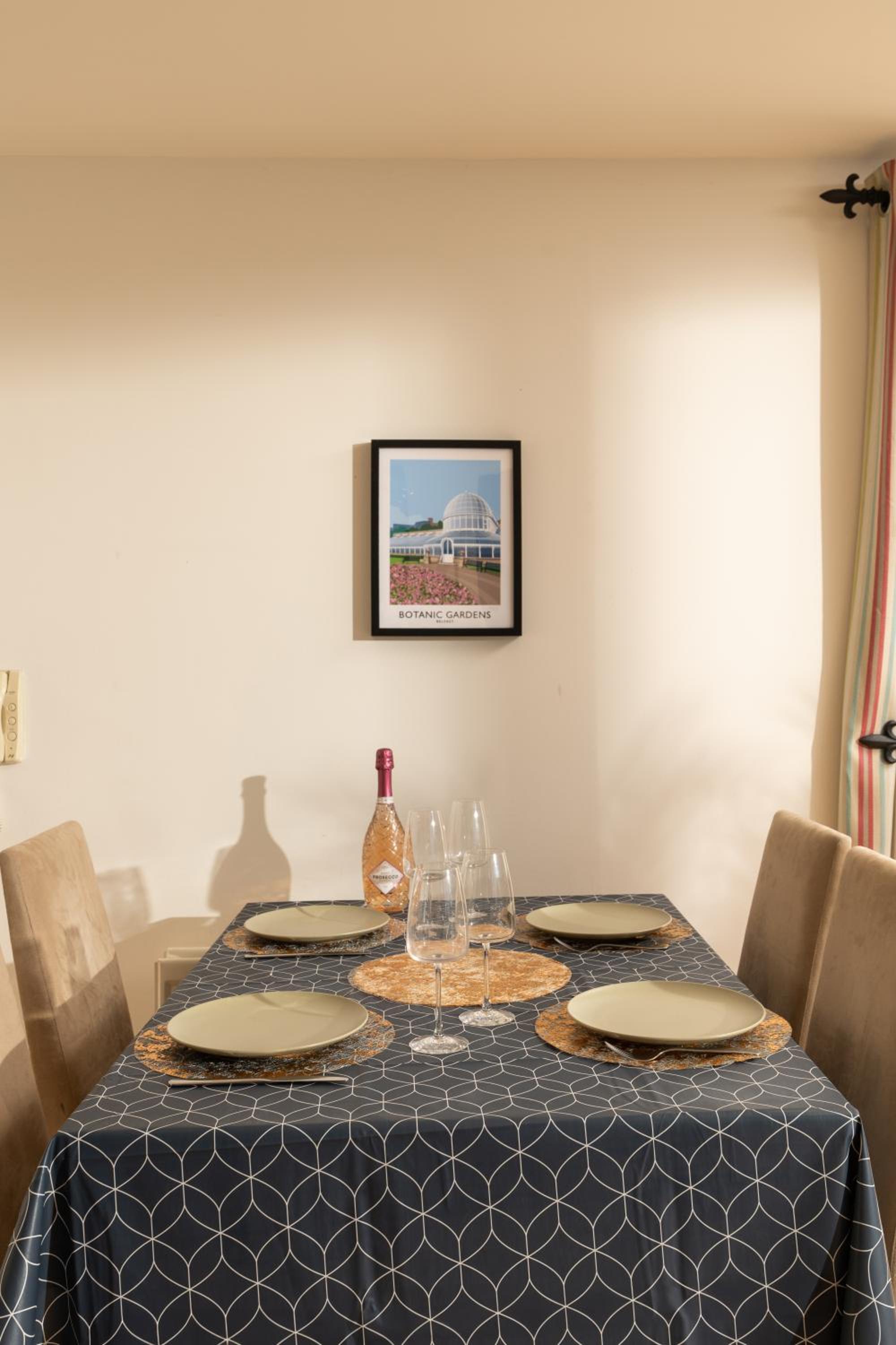 River Side Apartment, City Centre - Beautiful View and Free Parking!