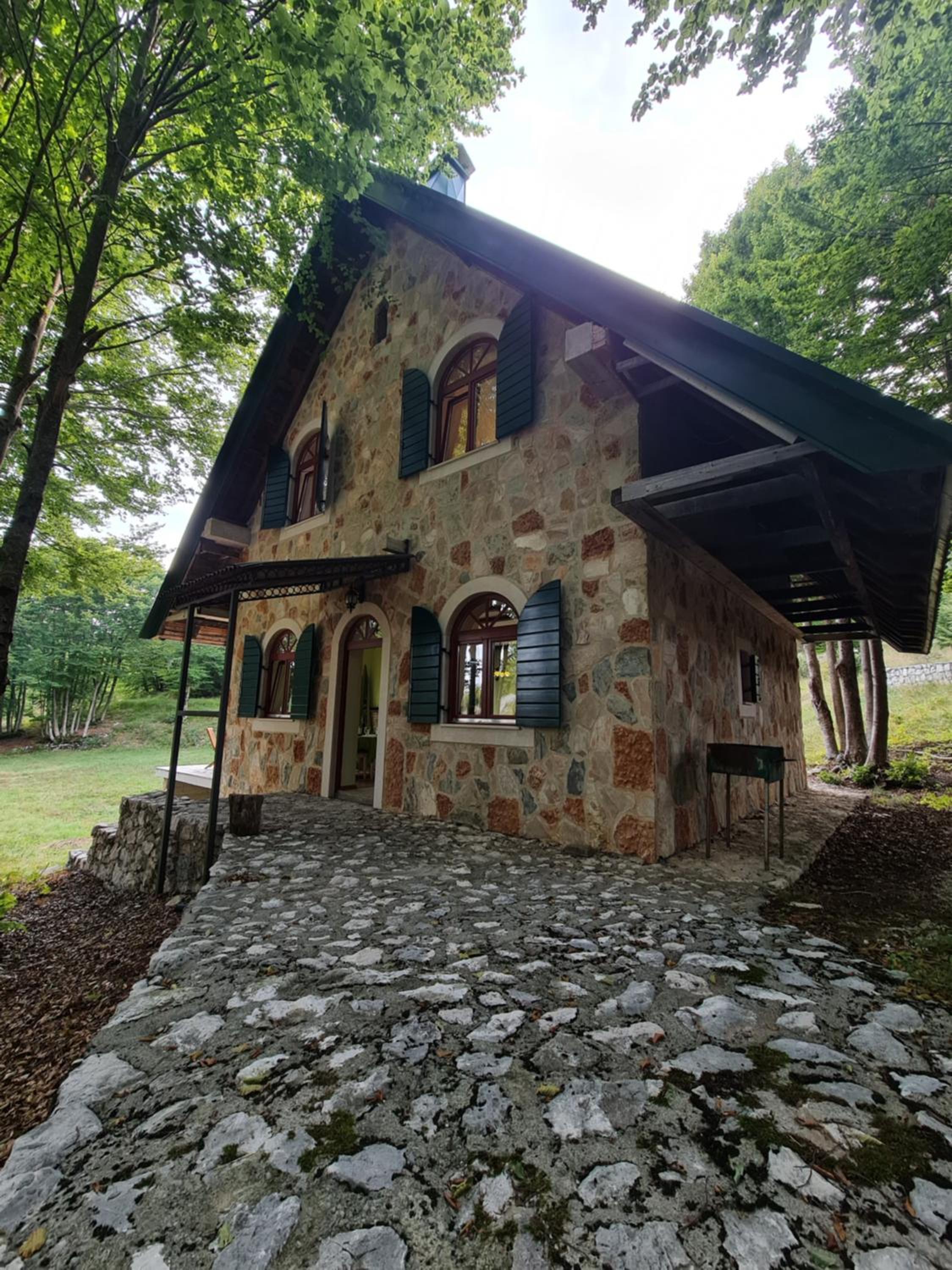 Lovćen Escape, Rustric House