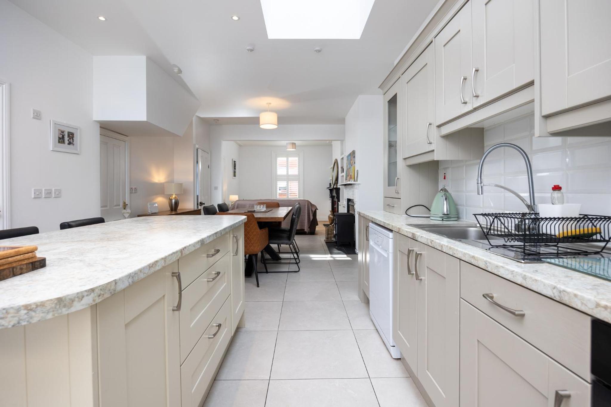 Large 3 Bed family home - 5 min from Train station