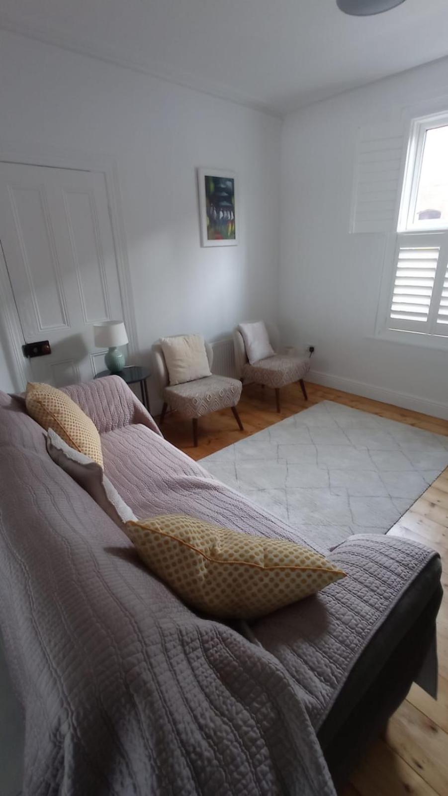 Large 3 Bed family home - 5 min from Train station