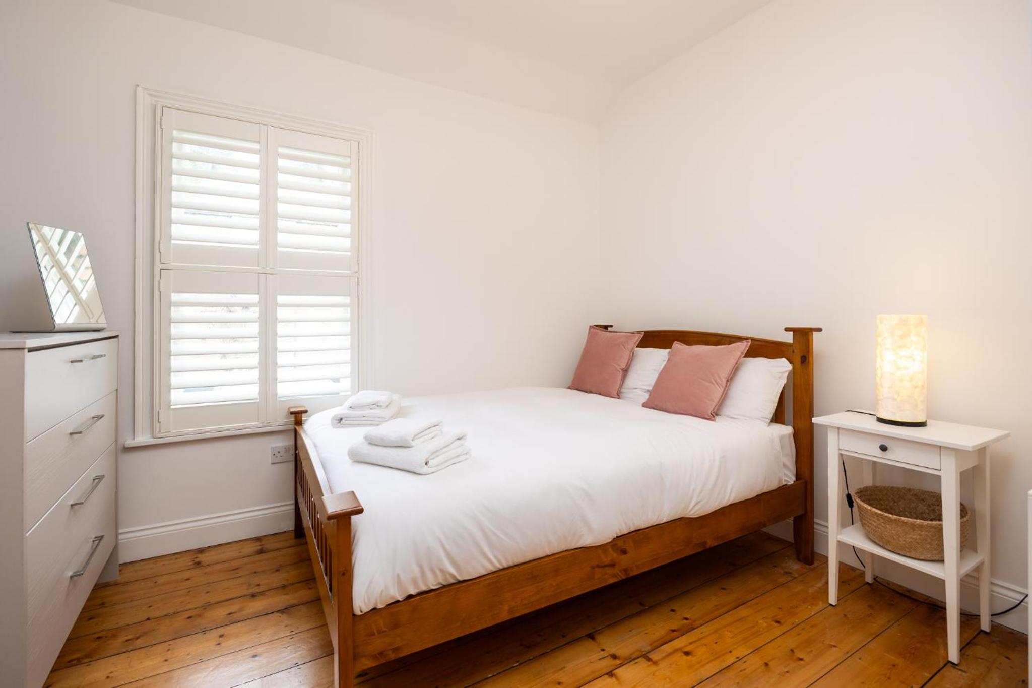 Large 3 Bed family home - 5 min from Train station
