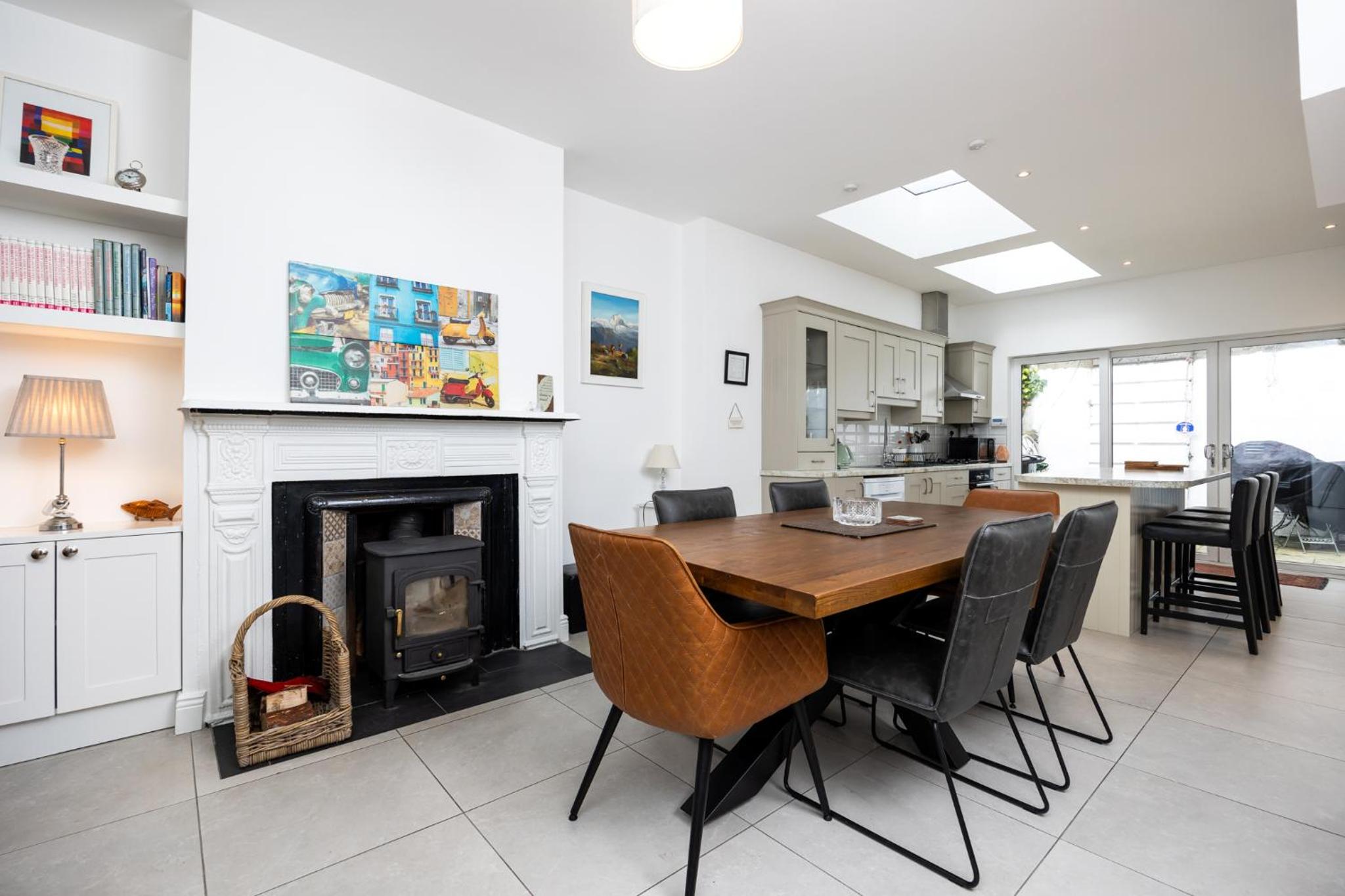 Large 3 Bed family home - 5 min from Train station