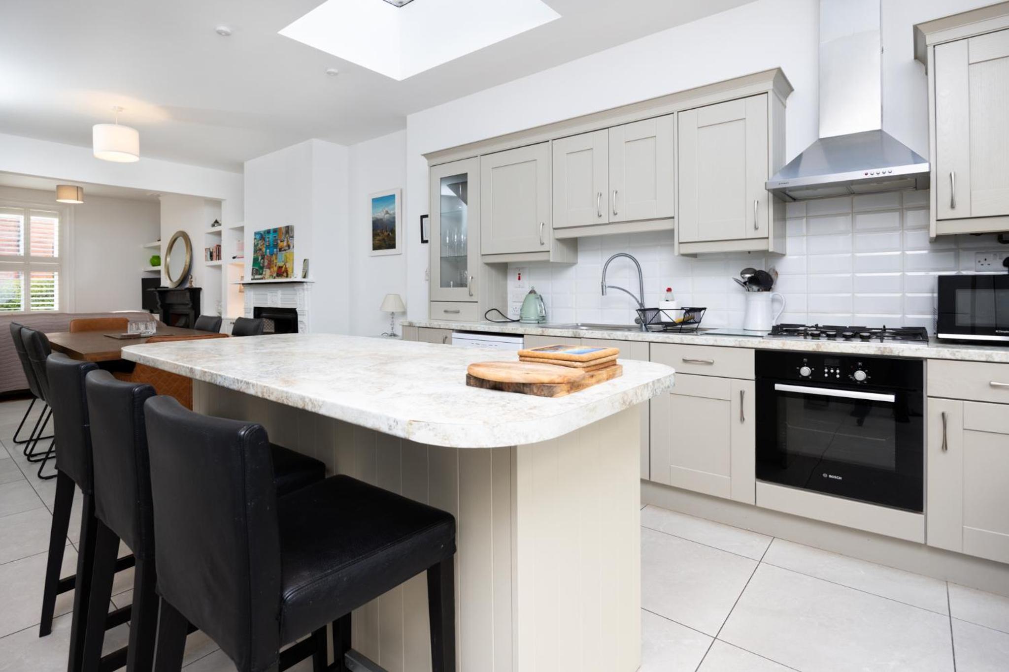 Large 3 Bed family home - 5 min from Train station