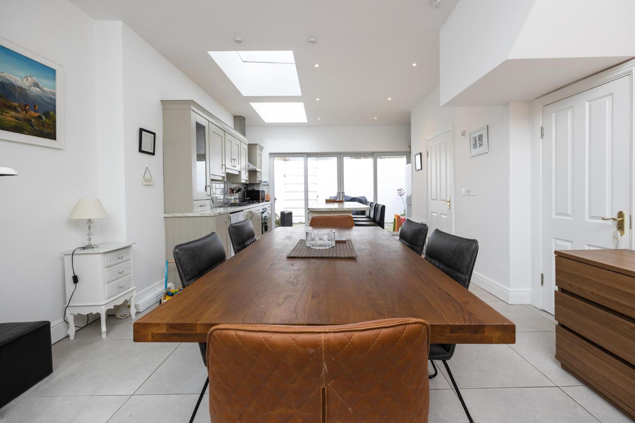 Large 3 Bed family home - 5 min from Train station