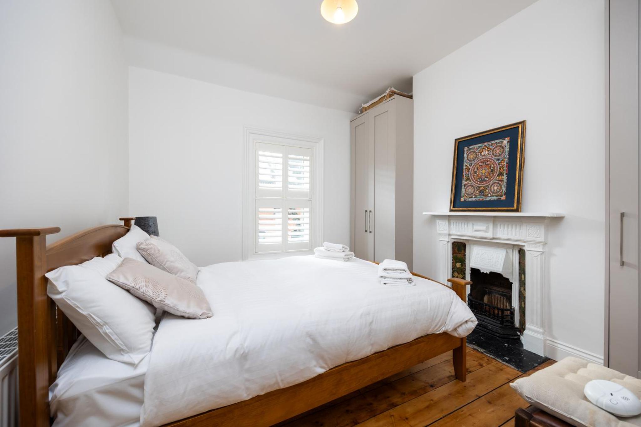 Large 3 Bed family home - 5 min from Train station