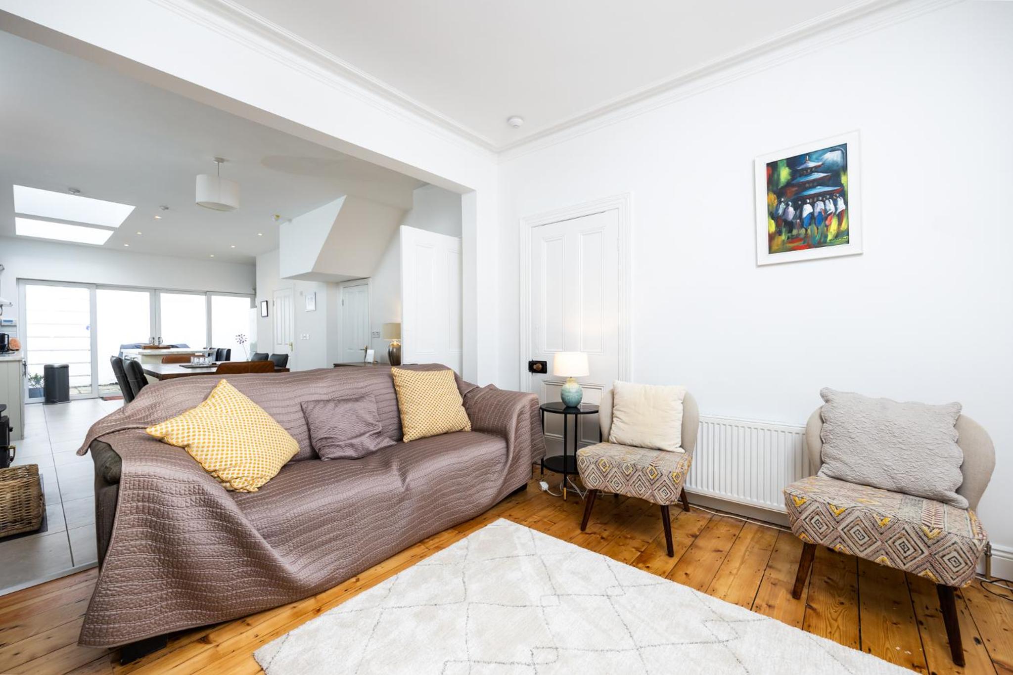 Large 3 Bed family home - 5 min from Train station