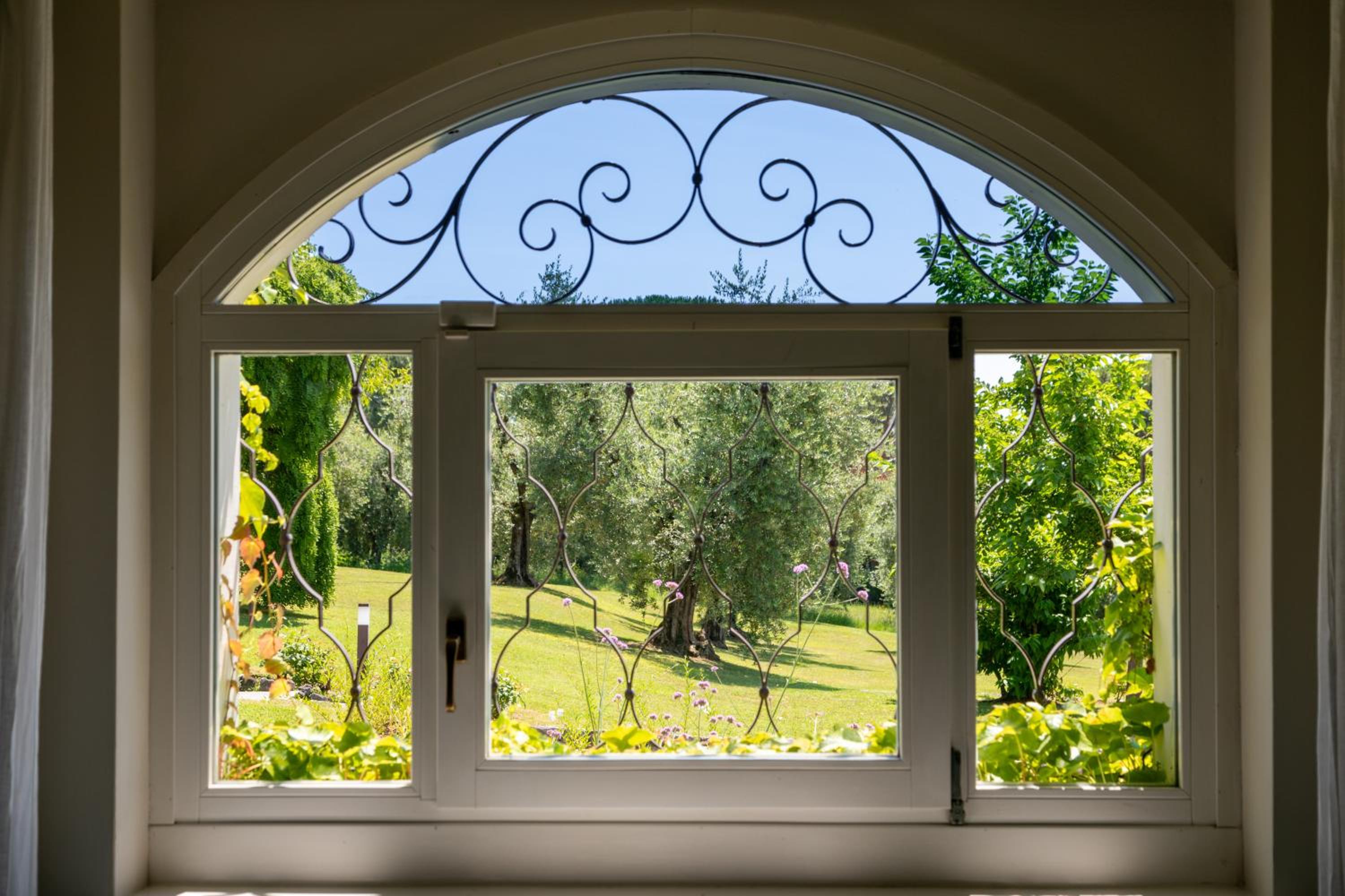 PODERI LA ROCCHETTA Countryside Estate on the Hills of Lake Garda