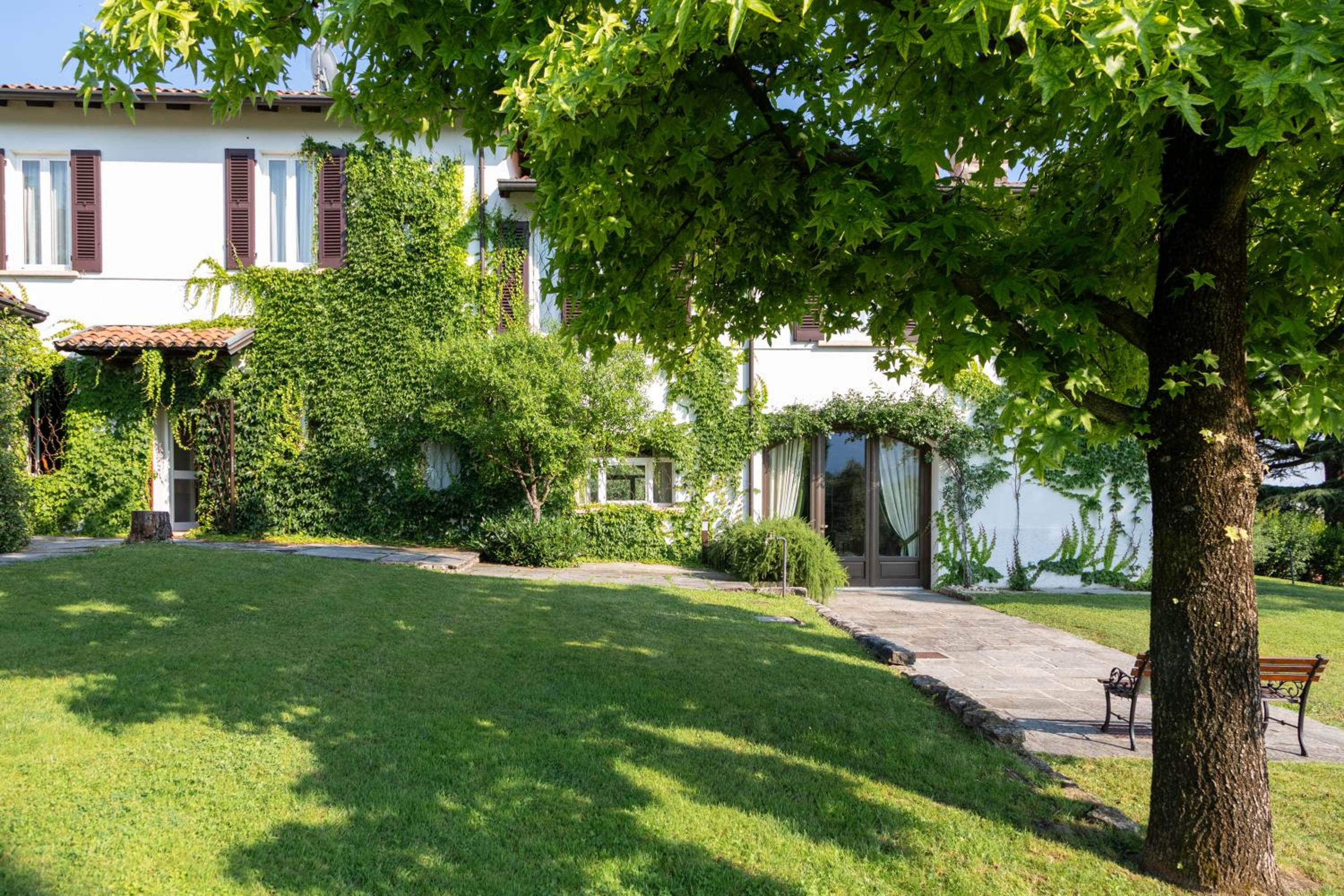 PODERI LA ROCCHETTA Countryside Estate on the Hills of Lake Garda