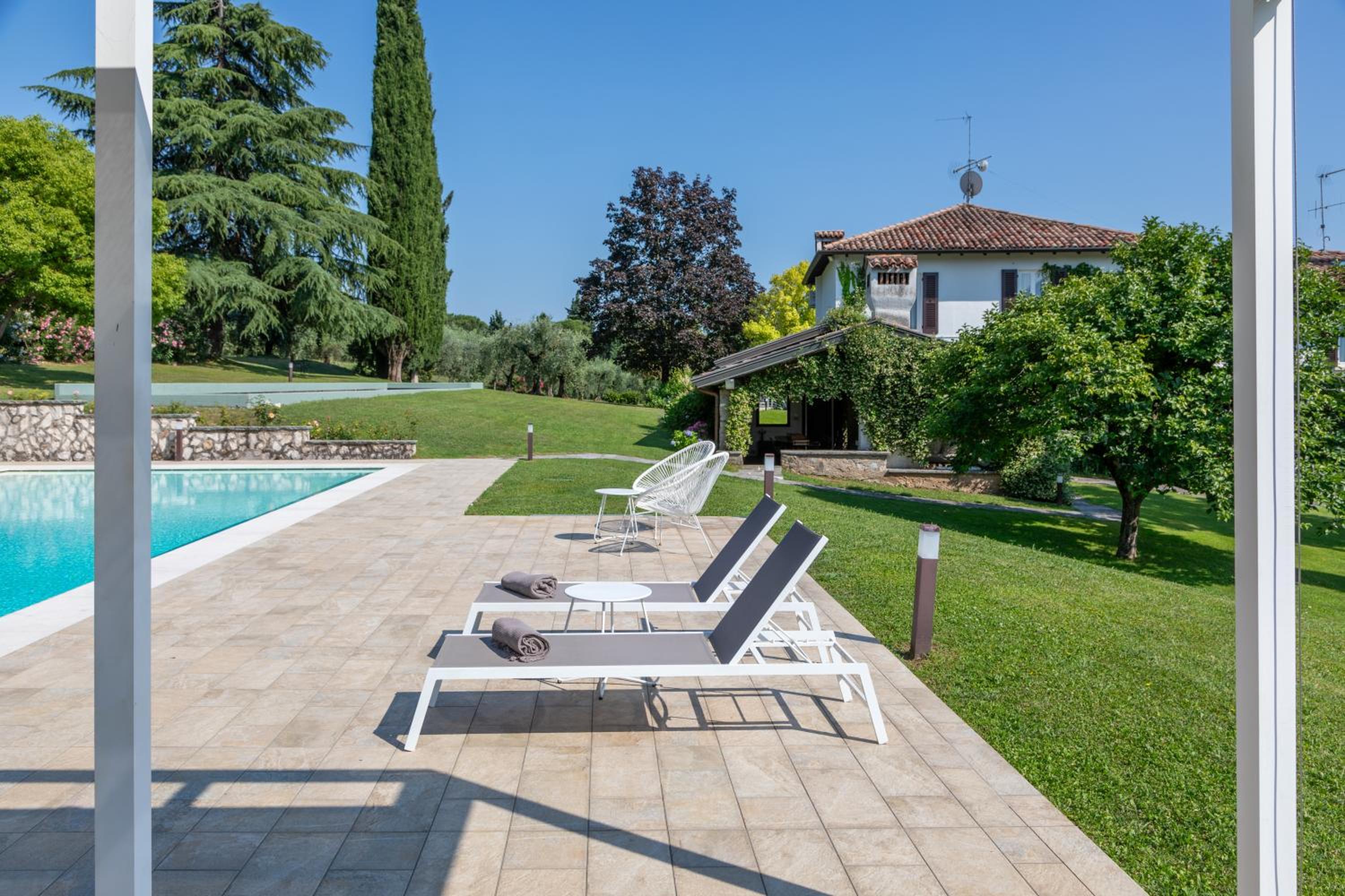 PODERI LA ROCCHETTA Countryside Estate on the Hills of Lake Garda
