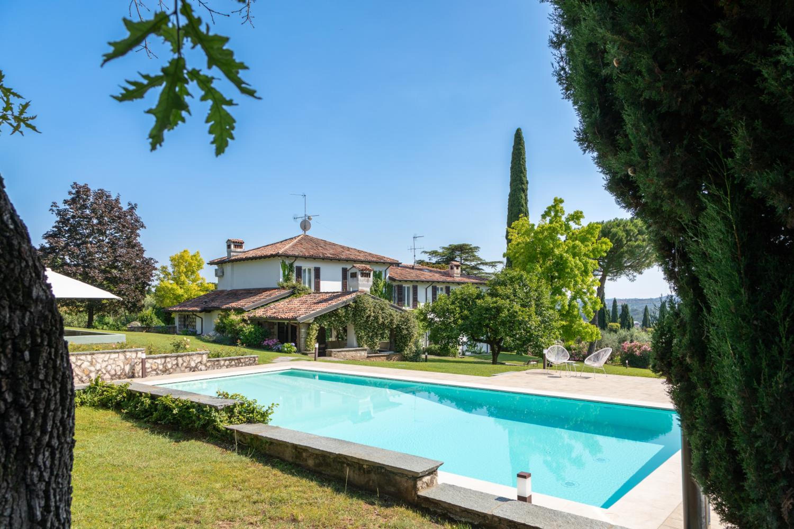 PODERI LA ROCCHETTA Countryside Estate on the Hills of Lake Garda