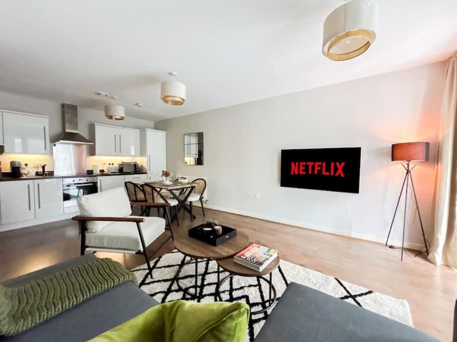 Stylish Urban Sanctuary with Parking