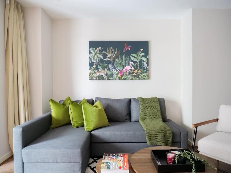Stylish Urban Sanctuary with Parking