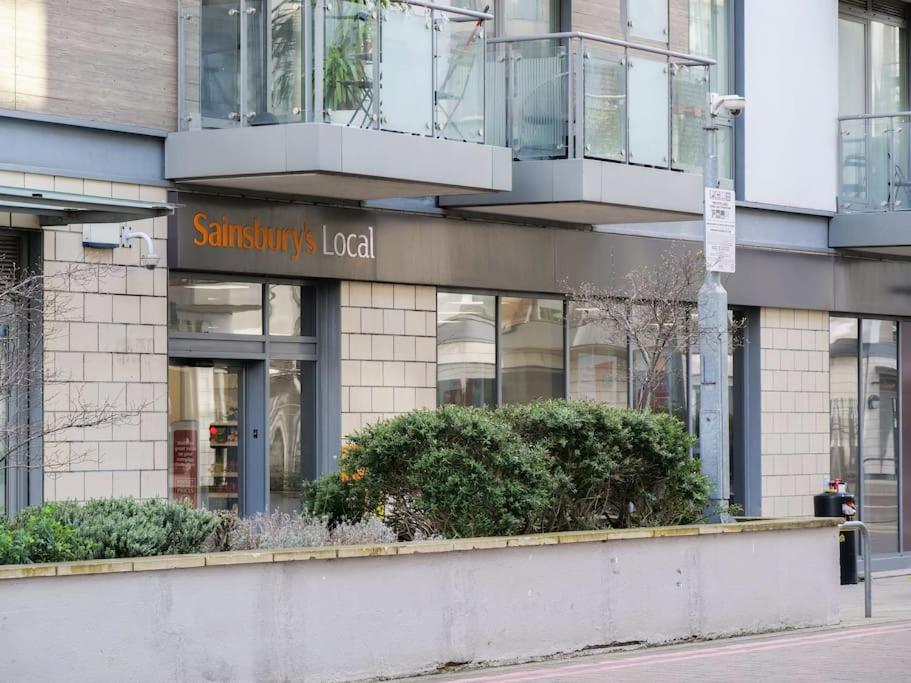 Stylish Urban Sanctuary with Parking