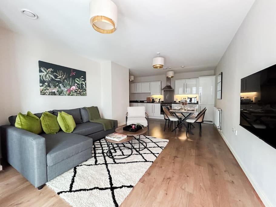Stylish Urban Sanctuary with Parking