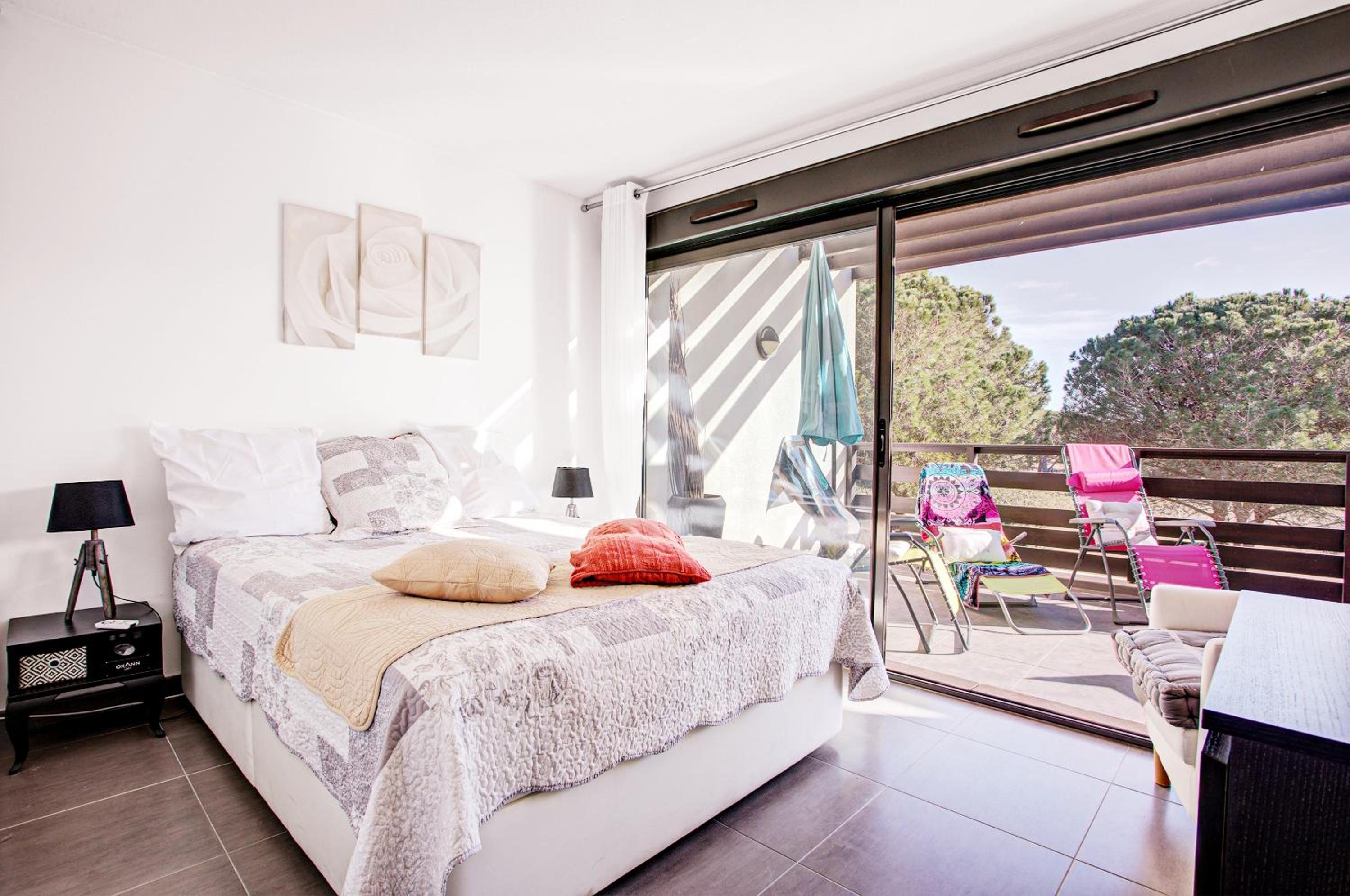 VERT PARADIS - Appartement 3 étoiles, Vue apaisante sur GOLF, Pins Parasols, 2è étage - 80 m2 dont Terrasse avec Pergola, 2 chambres, 3 CLIM, WIFI - Piscin
