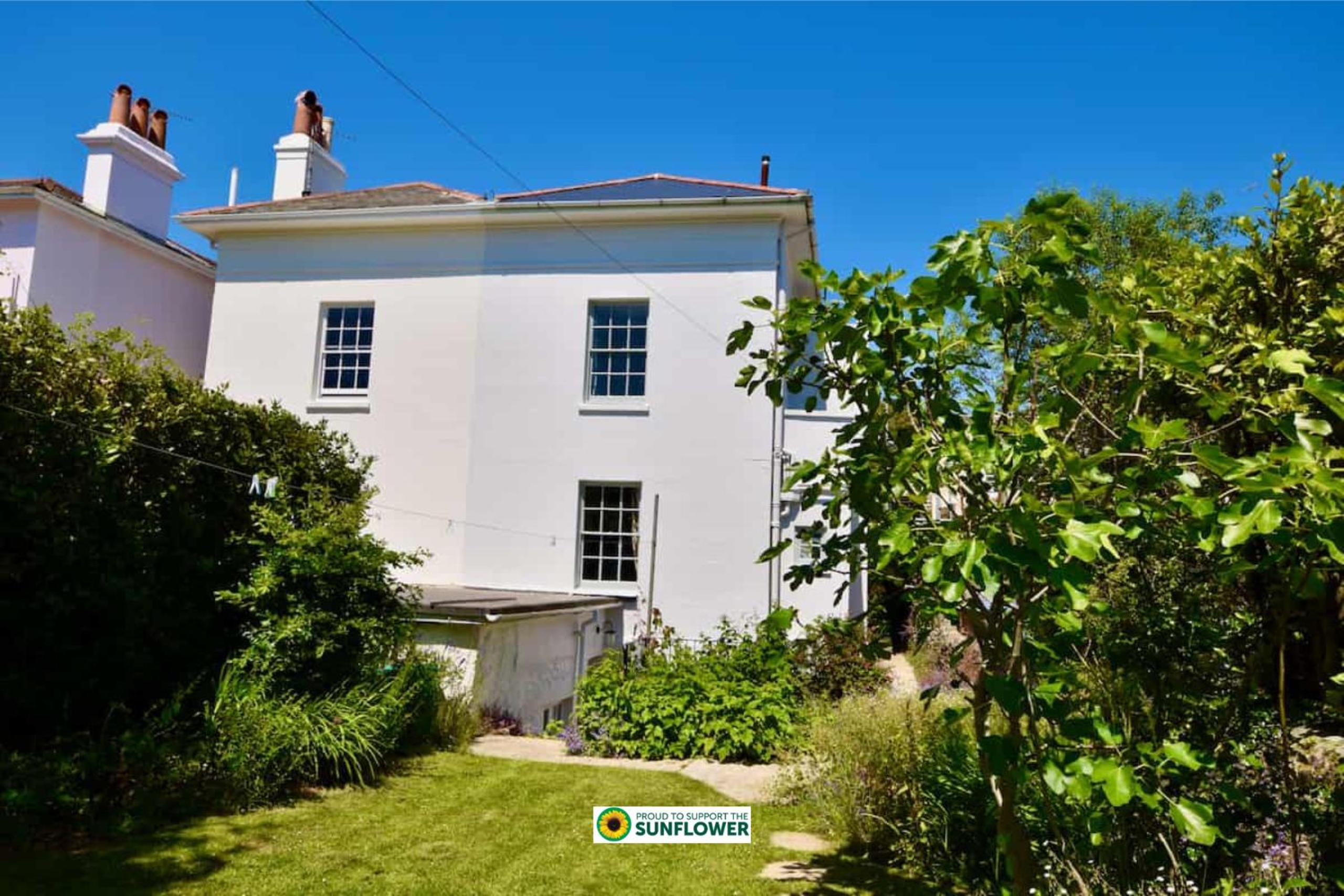 Arden Villa, sleeps 8, moments from the golden sandy beach of Ryde view 5