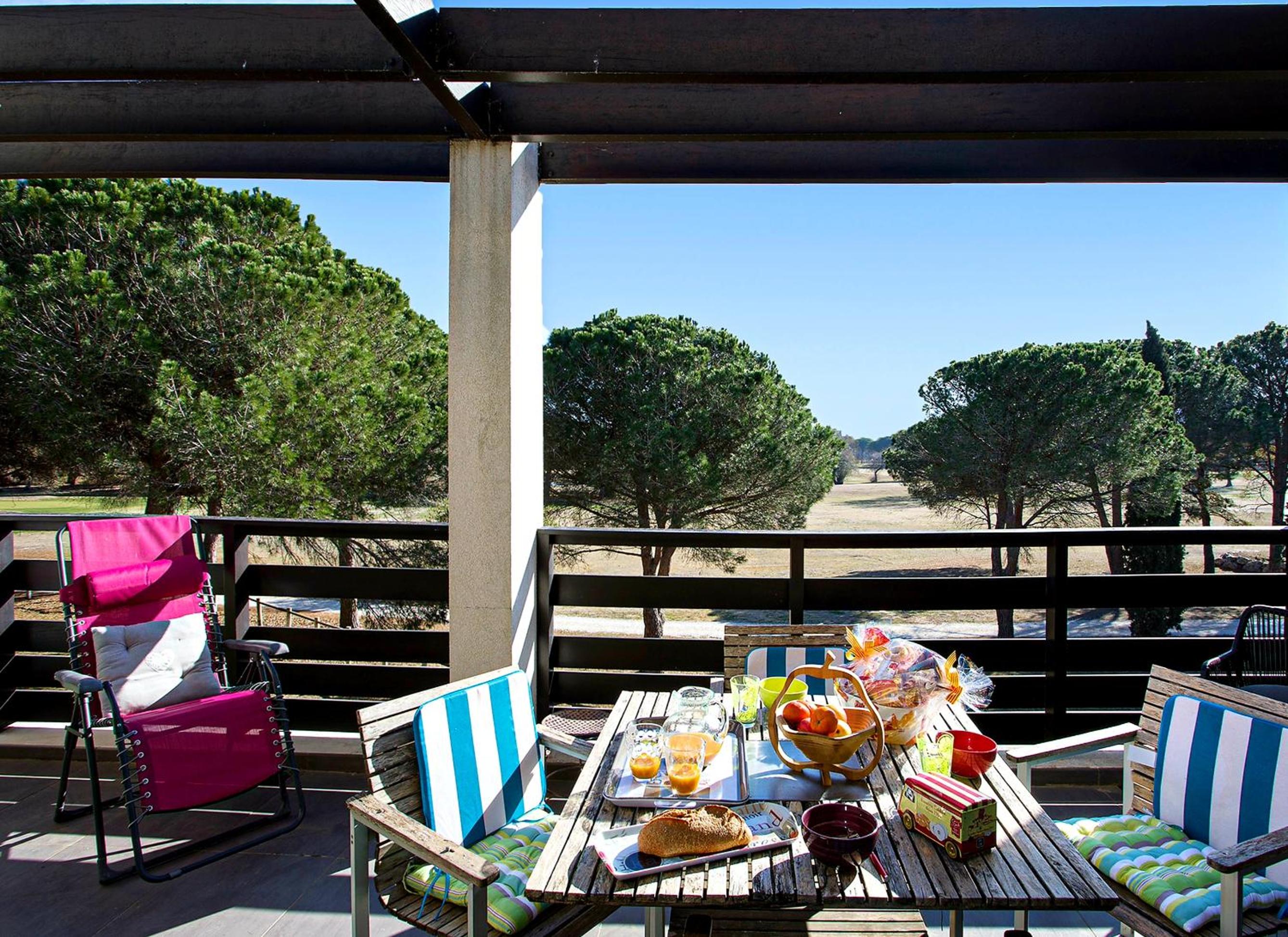 VERT PARADIS - Appartement 3 étoiles, Vue apaisante sur GOLF, Pins Parasols, 2è étage - 80 m2 dont Terrasse avec Pergola, 2 chambres, 3 CLIM, WIFI - Piscin