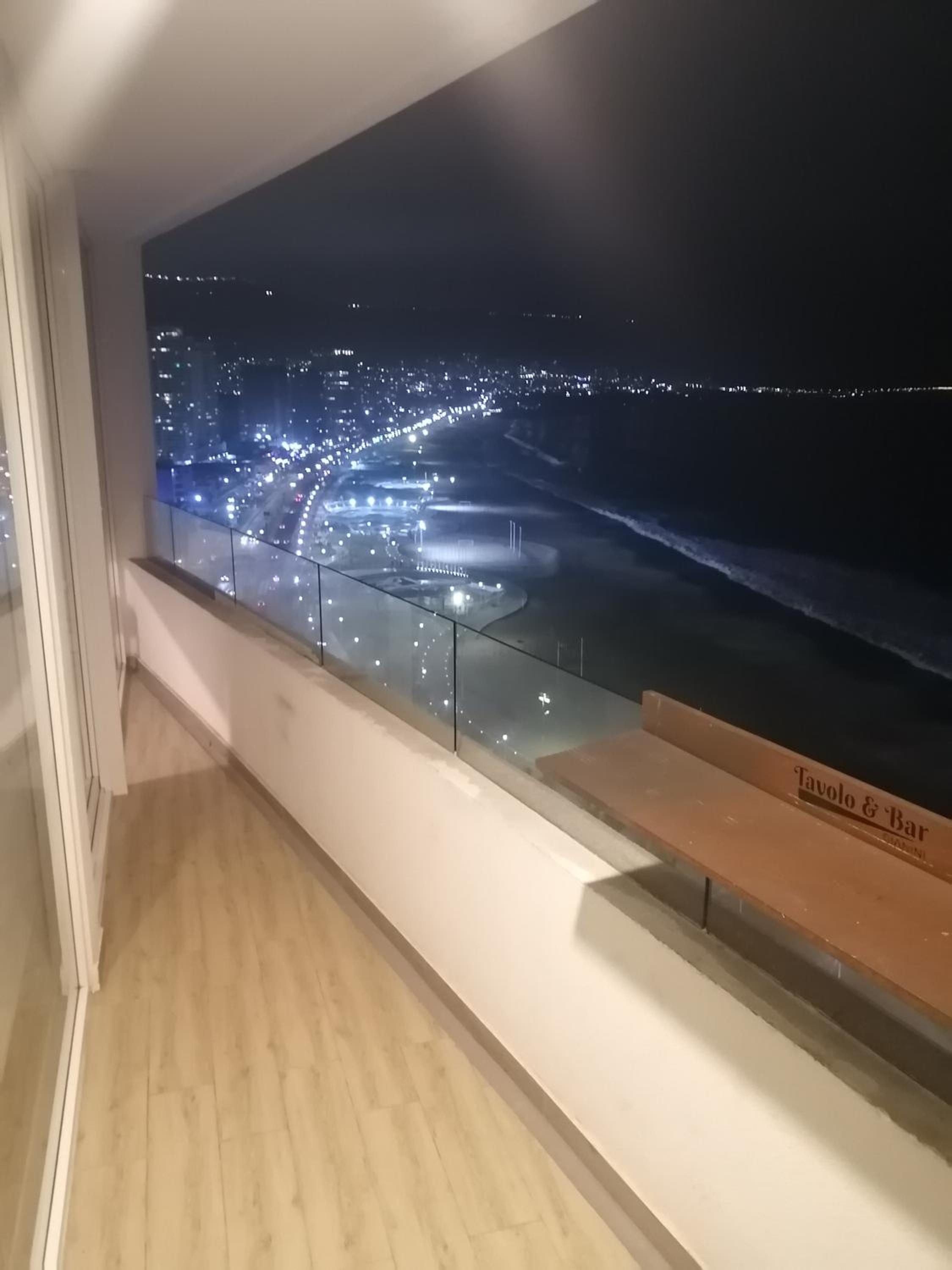 Sobre el mar.