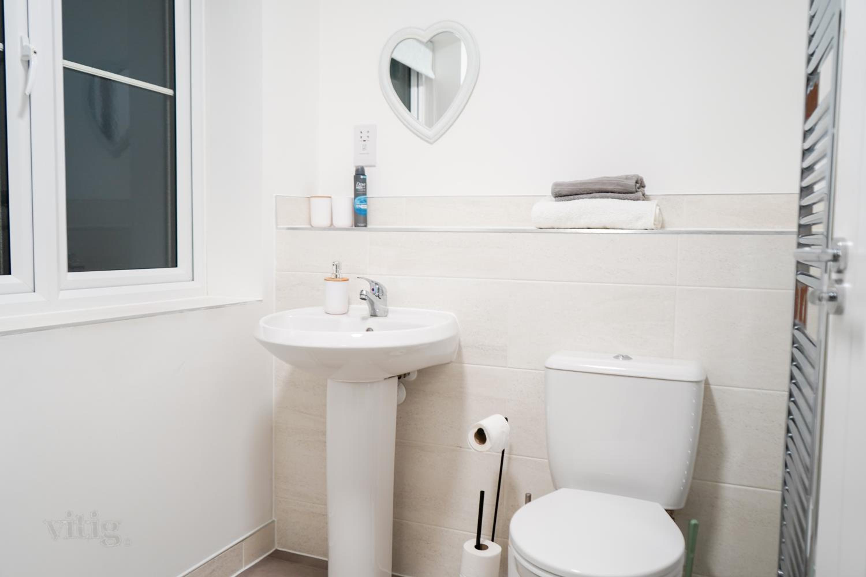 A1M Hampton Height New Entire 4bed House PE7 8SN view 3