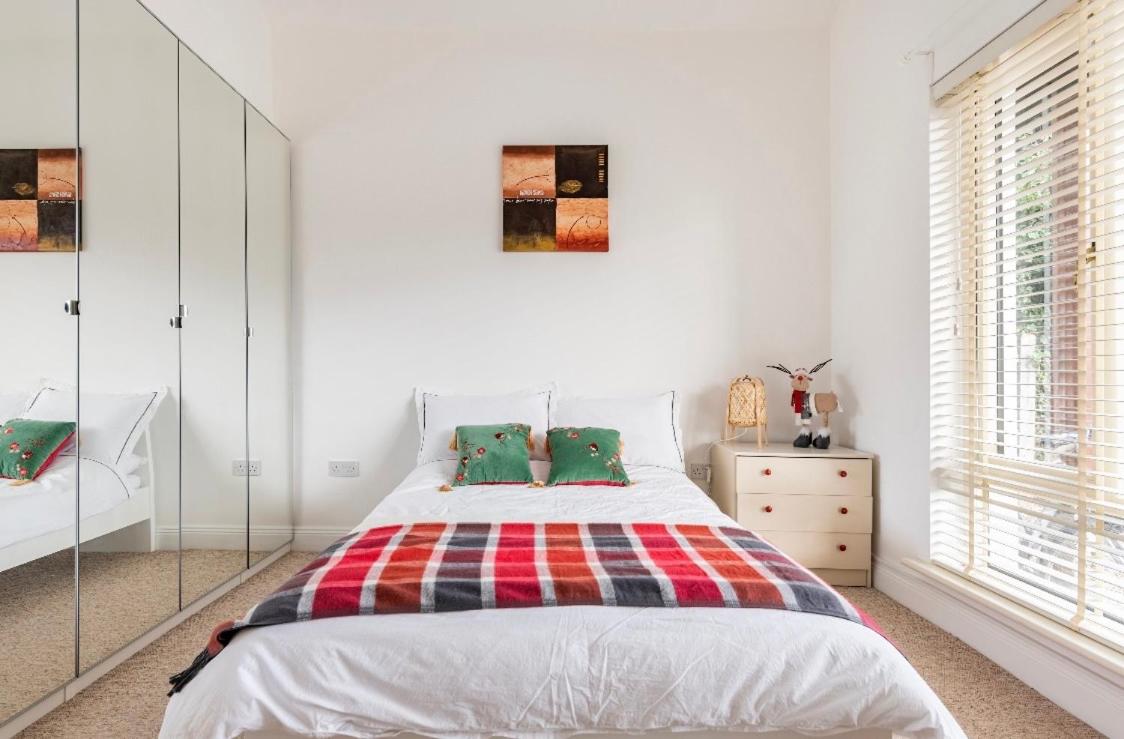 Double bedroom with private toilet and shower, easy to city center