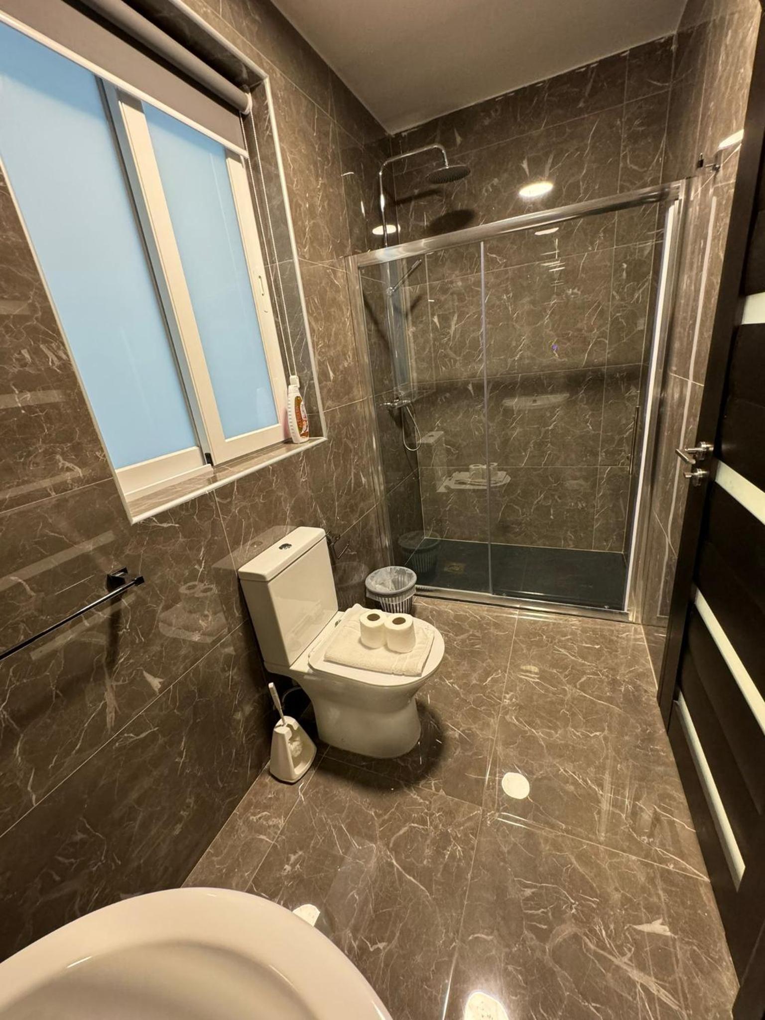 Spacious 3BD Family Apartment with Terrace - by HostMT photo 3