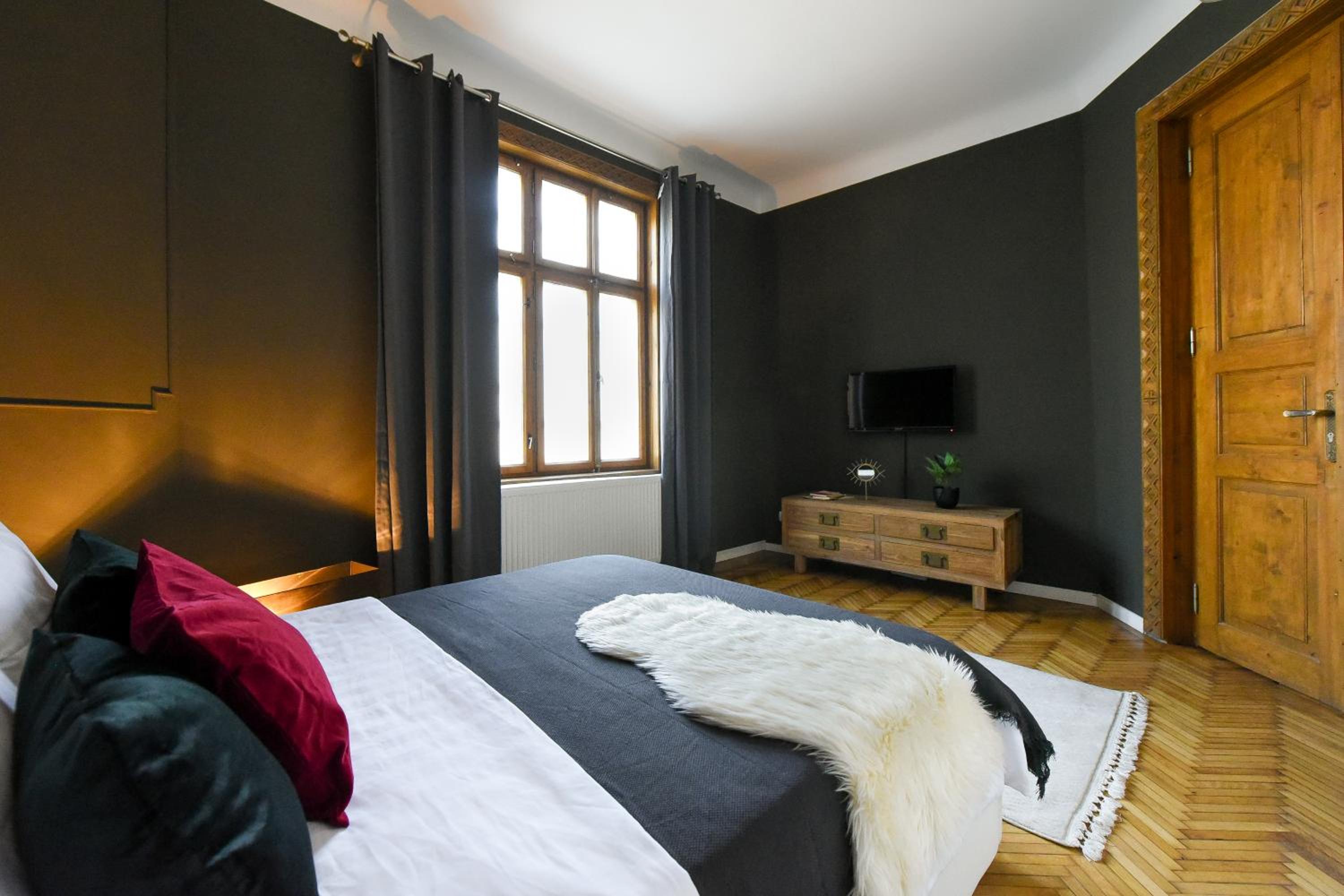 Brancovenian Wonder - 3BR Apartment near Cismigiu Park view 5